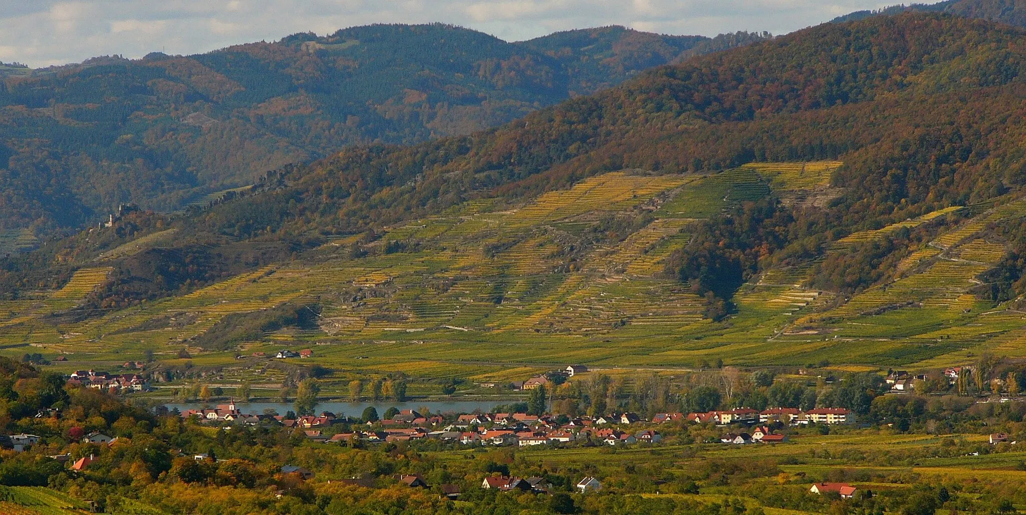 Photo showing: Hundsheim vom Benetiktinerstift Göttweig aus gesehen. Am linken Ufer der Donau sind Ausläufe der Ortschaft Unterloiben zu sehen. Darüber die Burgruine Dürnstein.