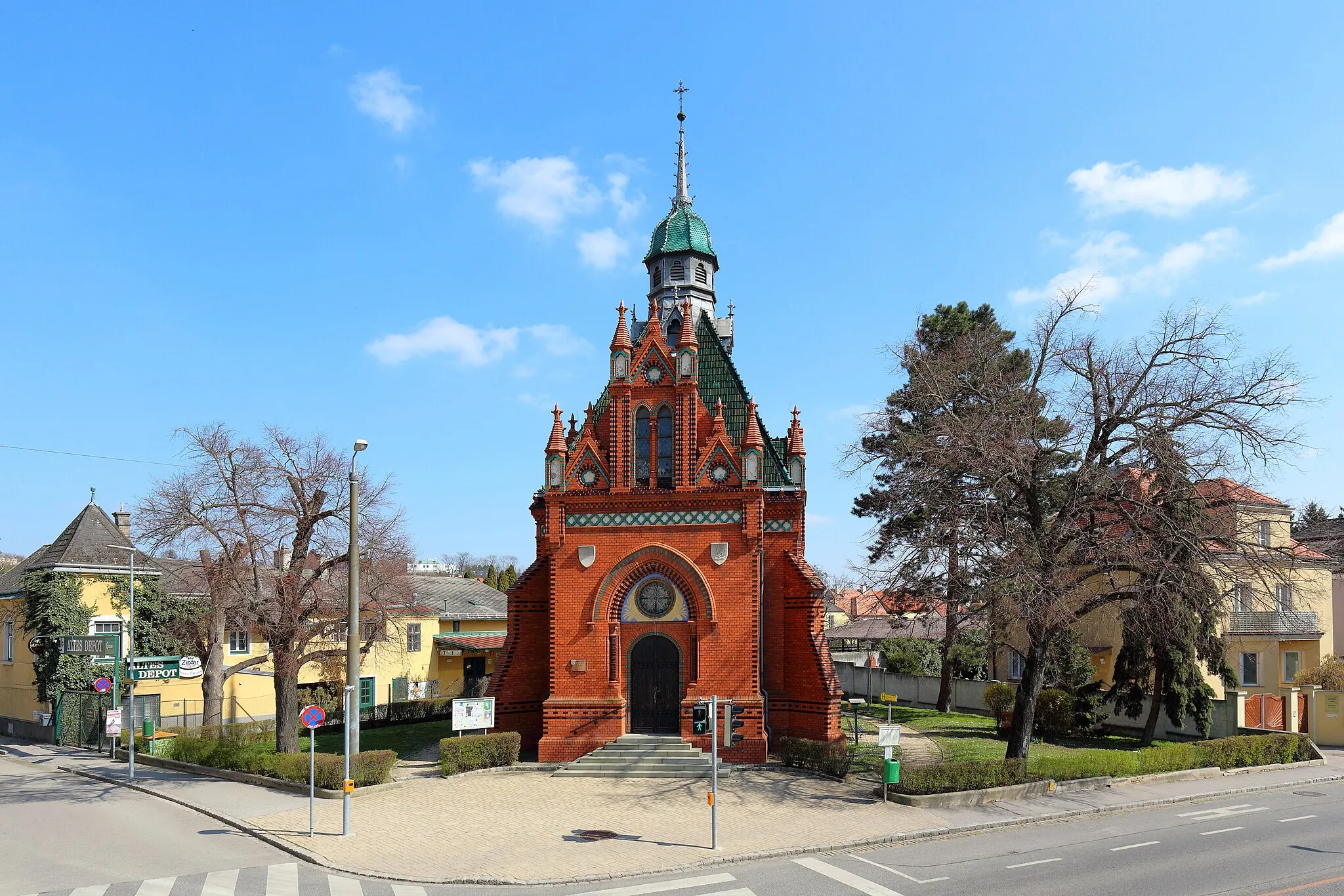 Photo showing: Südwestansicht der evangelischen Pfarrkirche in der  niederösterreichischen Bezirkshauptstadt Mistelbach. Der hochgestreckte quaratischer Zentralbau in Formen der Backsteingotik mit bunt glasierten Ziegeln wurde von 1904 bis 1905 nach Plänen des Architekten Karl Weinbrenner erbaut.