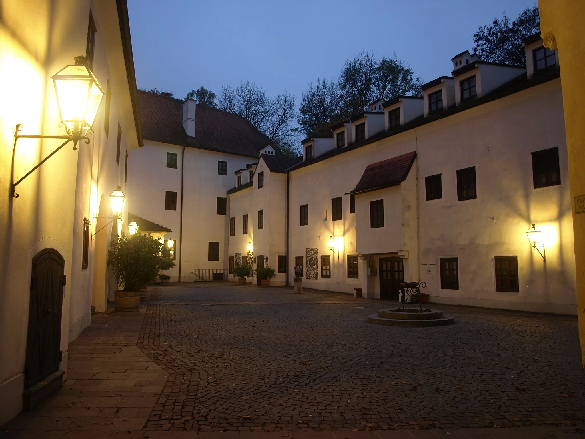 Photo showing: Schloss Ulmerfeld samt Vorwerken, Innenhof, rechts die Jugendherberge
