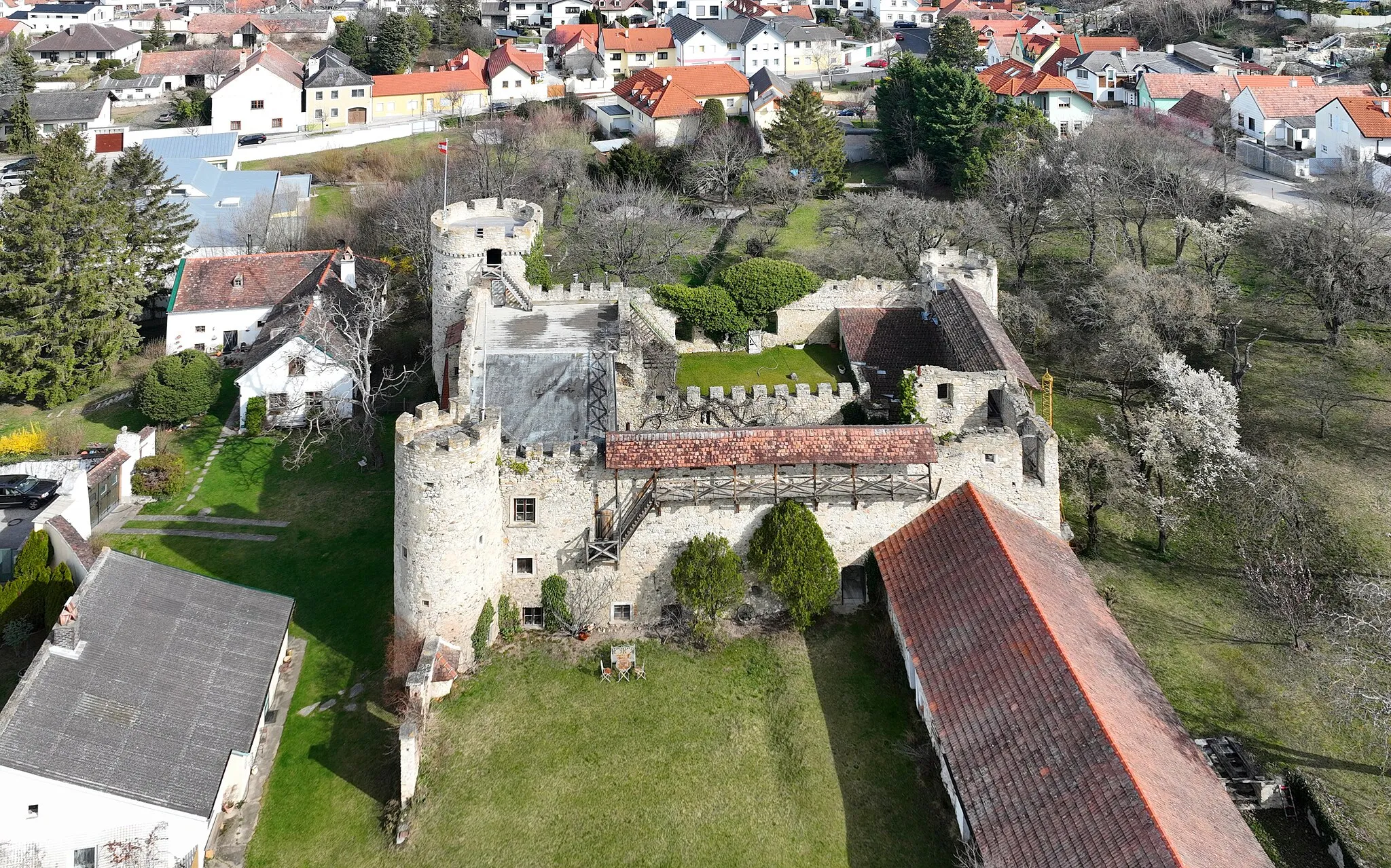 Photo showing: South-southwest view of the Ruin „Turmhof“ in Hof am Leithaberge, Lower Austria.