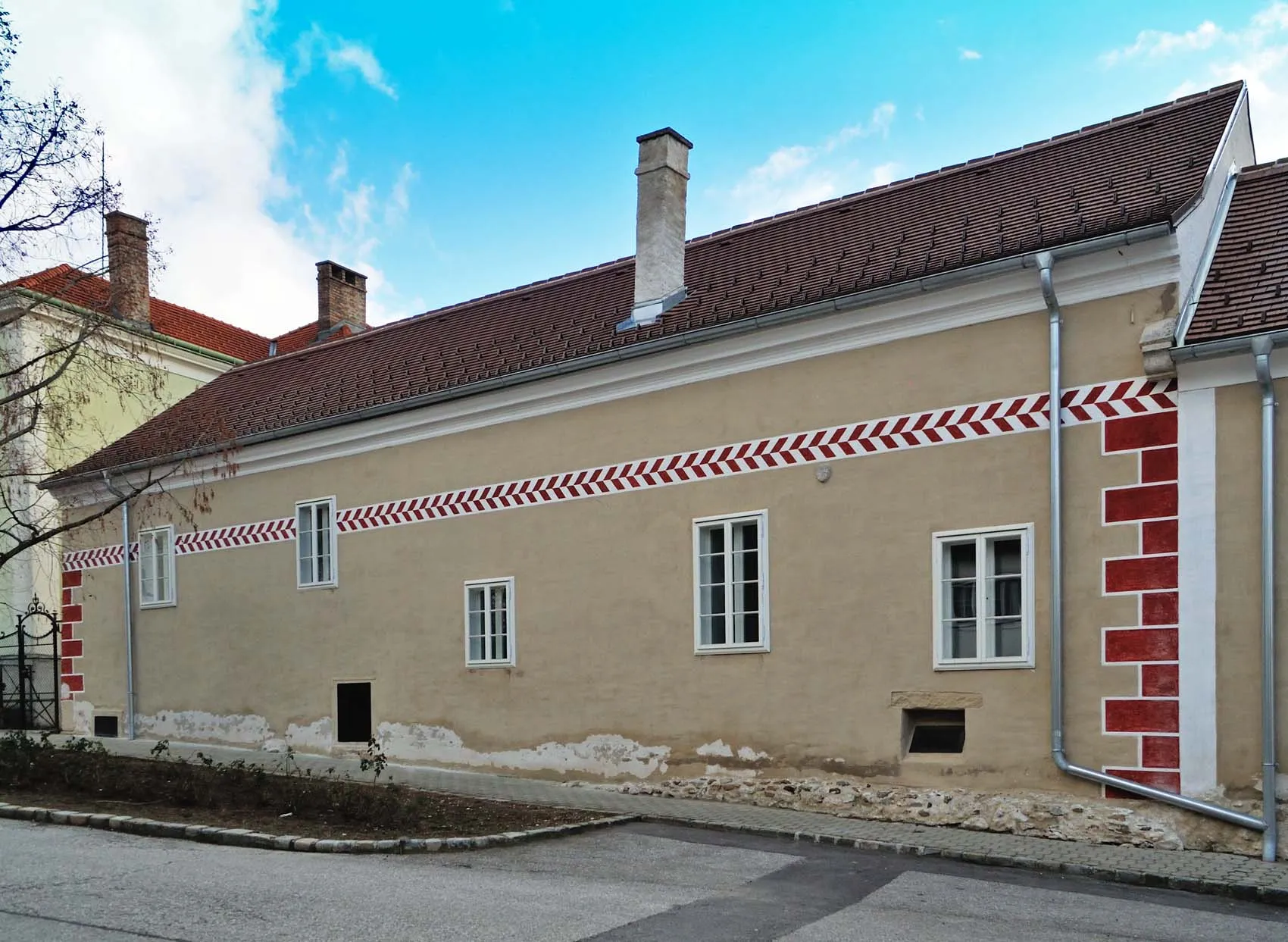 Photo showing: Former poorhouse and former inn at Hof am Leithaberge, Lower Austria, Austria