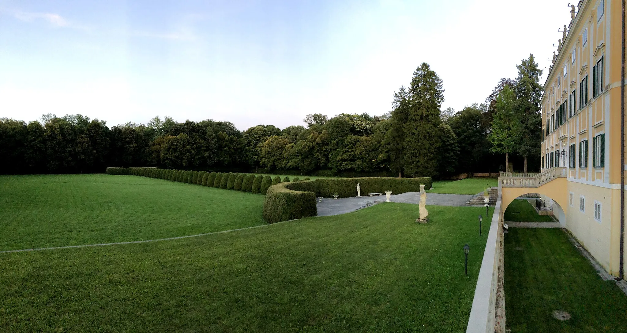 Photo showing: Park of Frohsdorf palace in Katzelsdorf municipality, Lower Austria