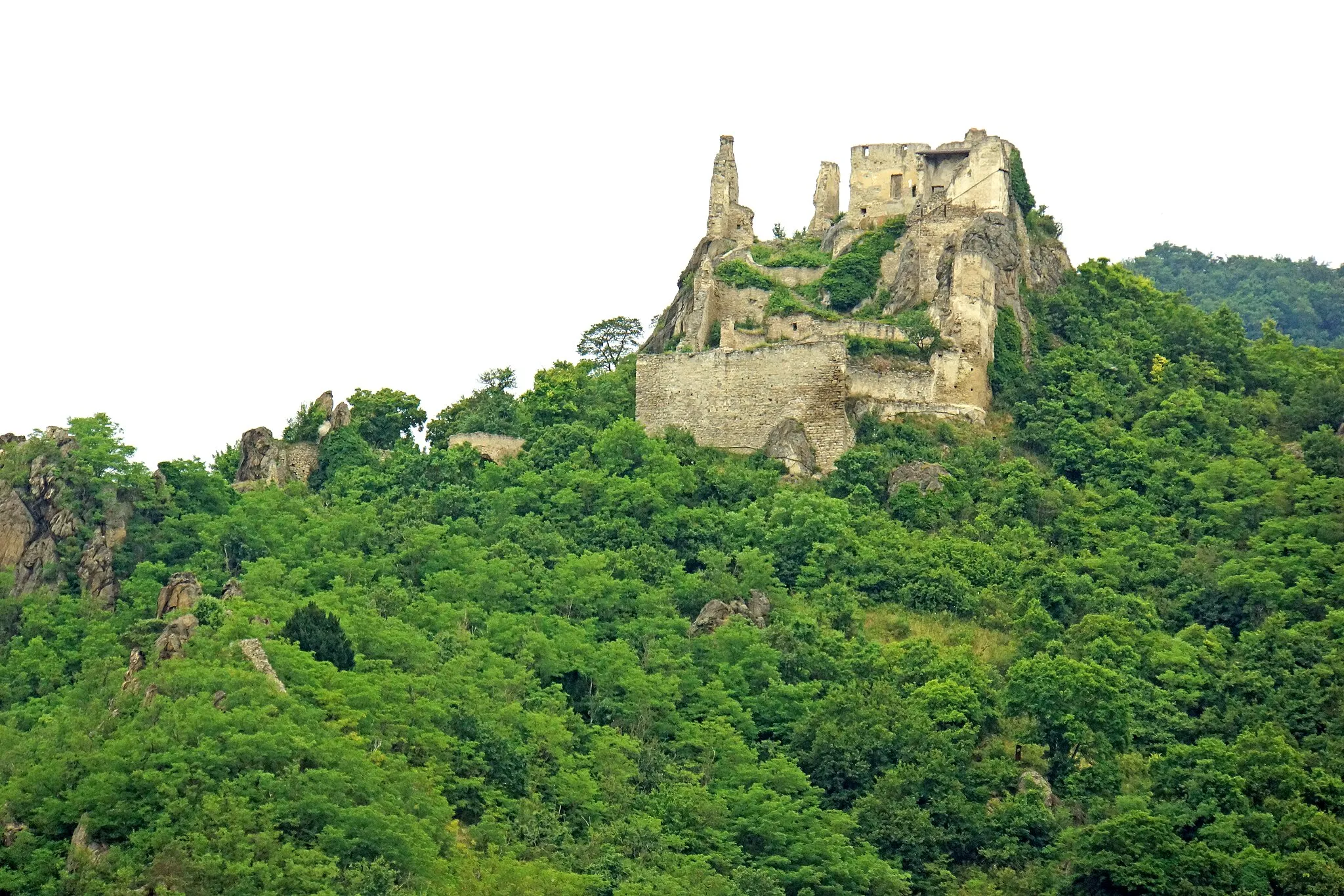 Photo showing: Dürnstein was first mentioned in 1192, King Richard I of England was held captive by Leopold V, Duke of Austria after their dispute during the Third Crusade. Richard the Lionheart had offended Leopold the Virtuous by casting down his standard from the walls at the Battle of Acre.