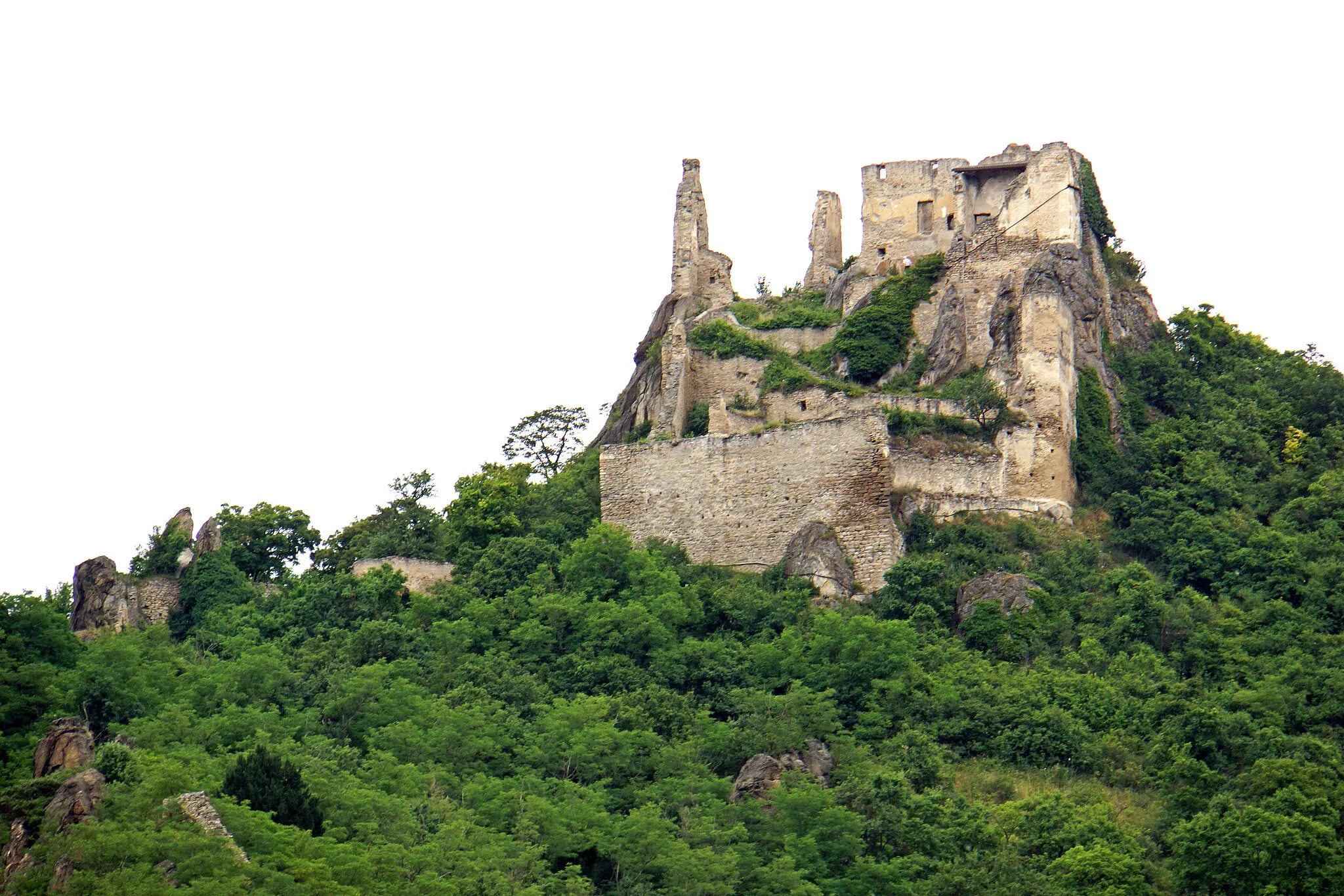 Photo showing: Dürnstein was first mentioned in 1192, King Richard I of England was held captive by Leopold V, Duke of Austria after their dispute during the Third Crusade. Richard the Lionheart had offended Leopold the Virtuous by casting down his standard from the walls at the Battle of Acre.