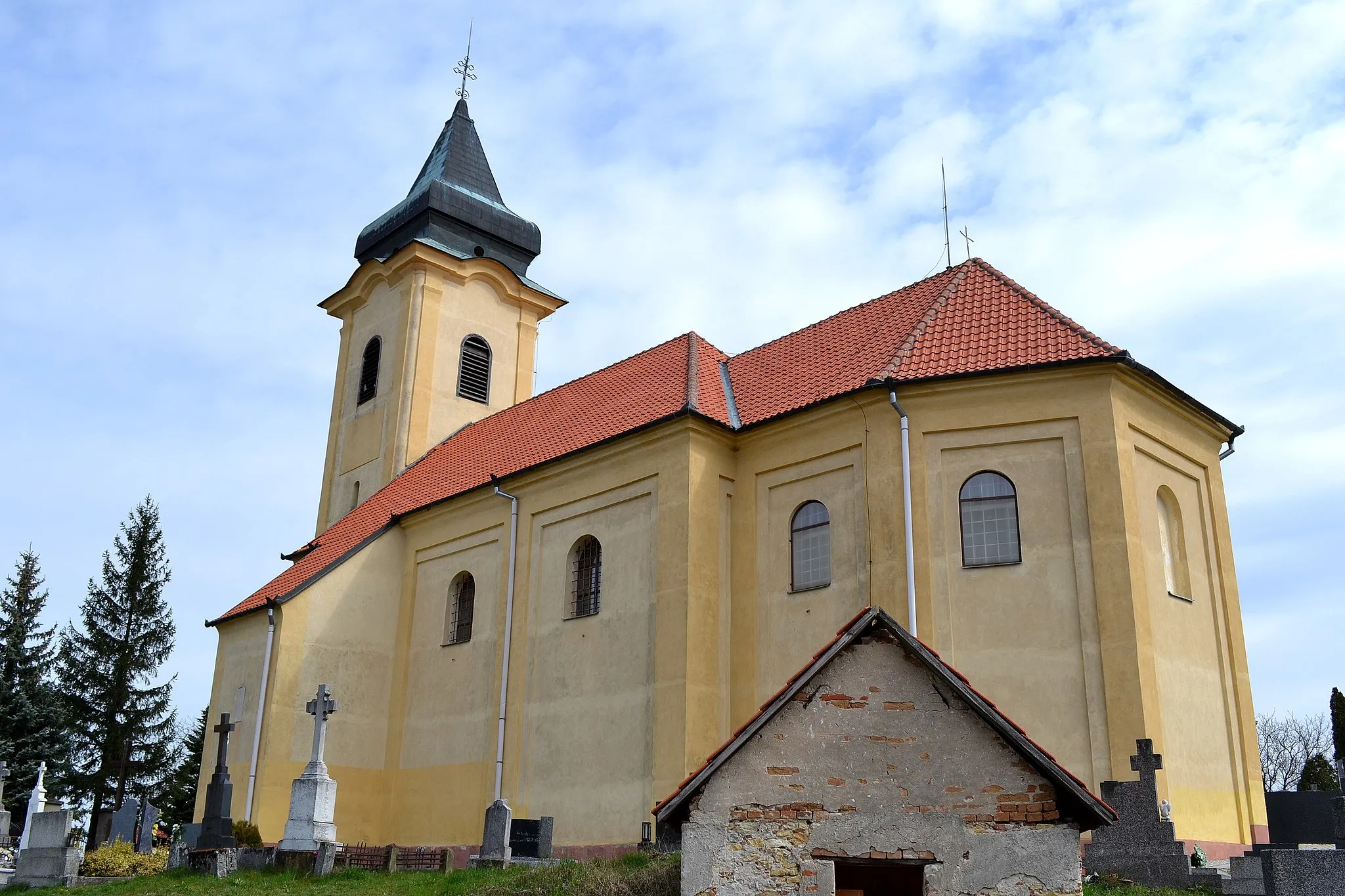 Photo showing: Lakšárska Nová Ves (okr. Senica), Kostol svätého Vavrinca; celkový pohľad z juhovýchodu