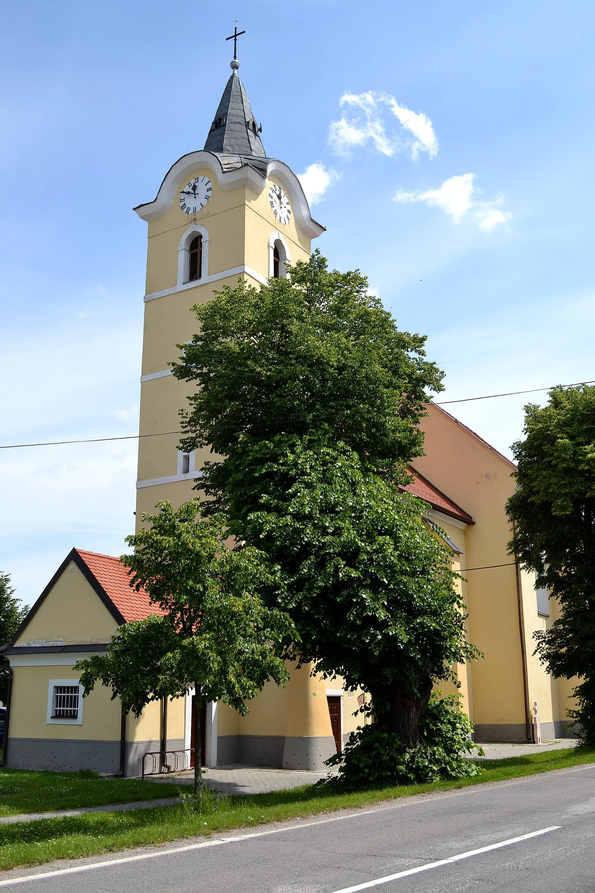 Photo showing: Lozorno, Kostol svätej Kataríny Alexandrijskej; celkový pohľad