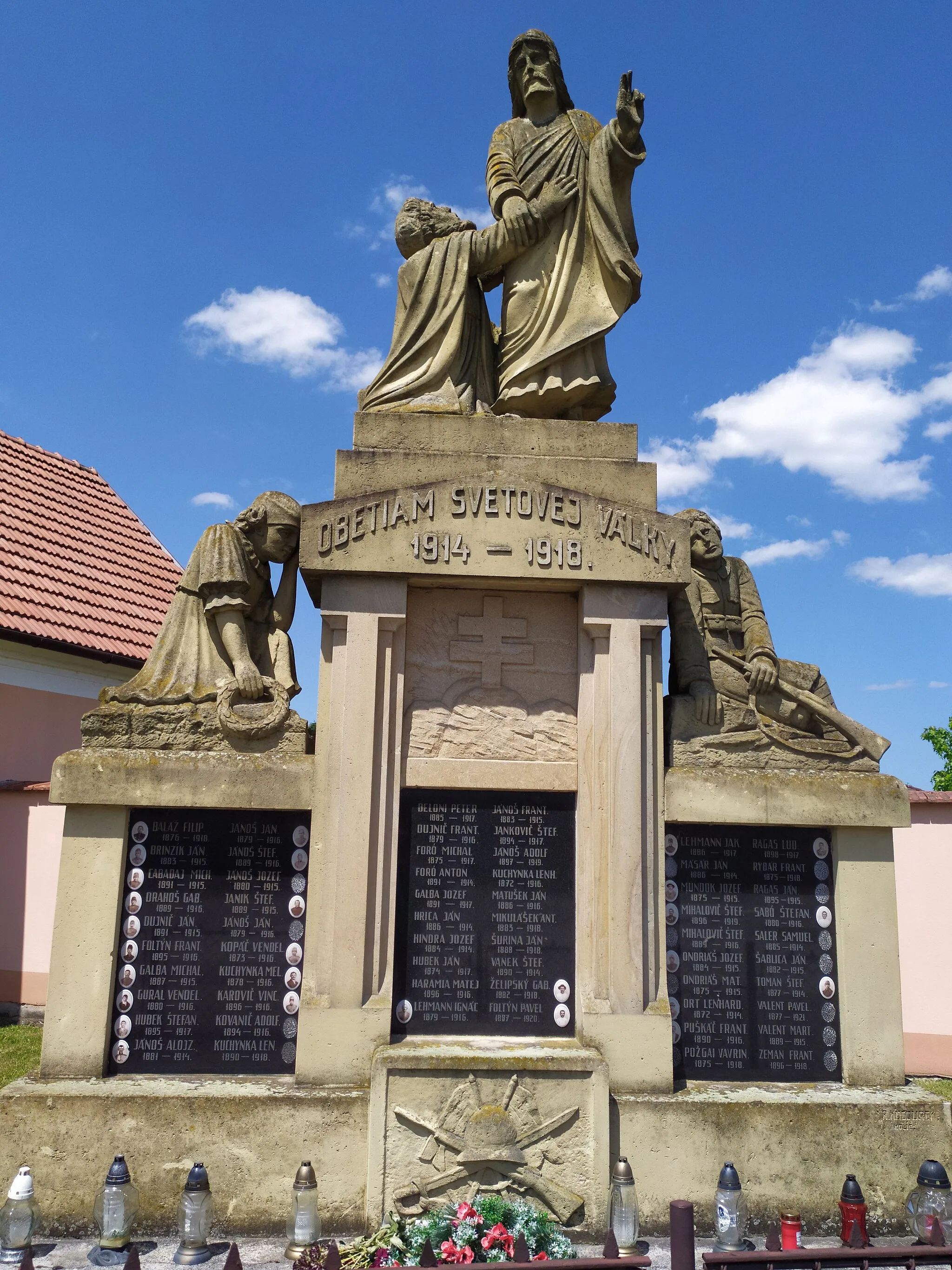 Photo showing: Lozorno (okr. Malacky), pamätník obetí I. svetovej vojny; celkový pohľad
