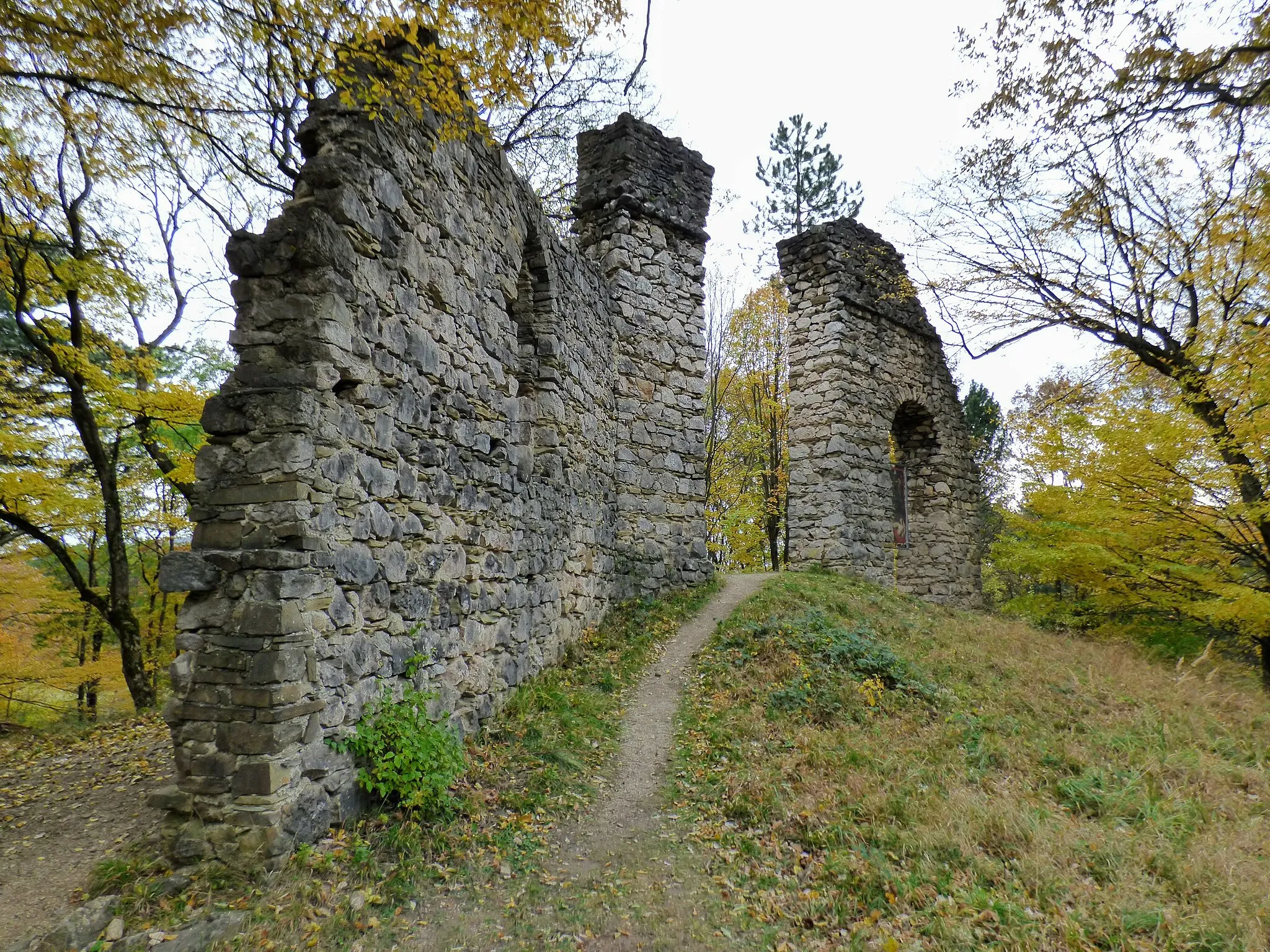 Photo showing: Dianatempel (künstliche Ruine von Anfang des 19. Jahrhunderts) im Naturpark Sparbach, Niederösterreich