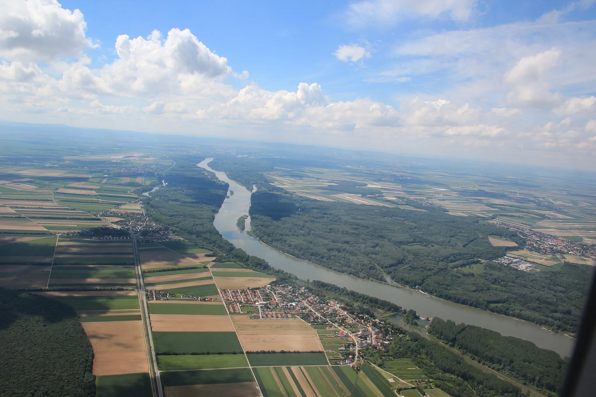 Photo showing: Donau östlich von Wien mit Nationalpark Donauauen