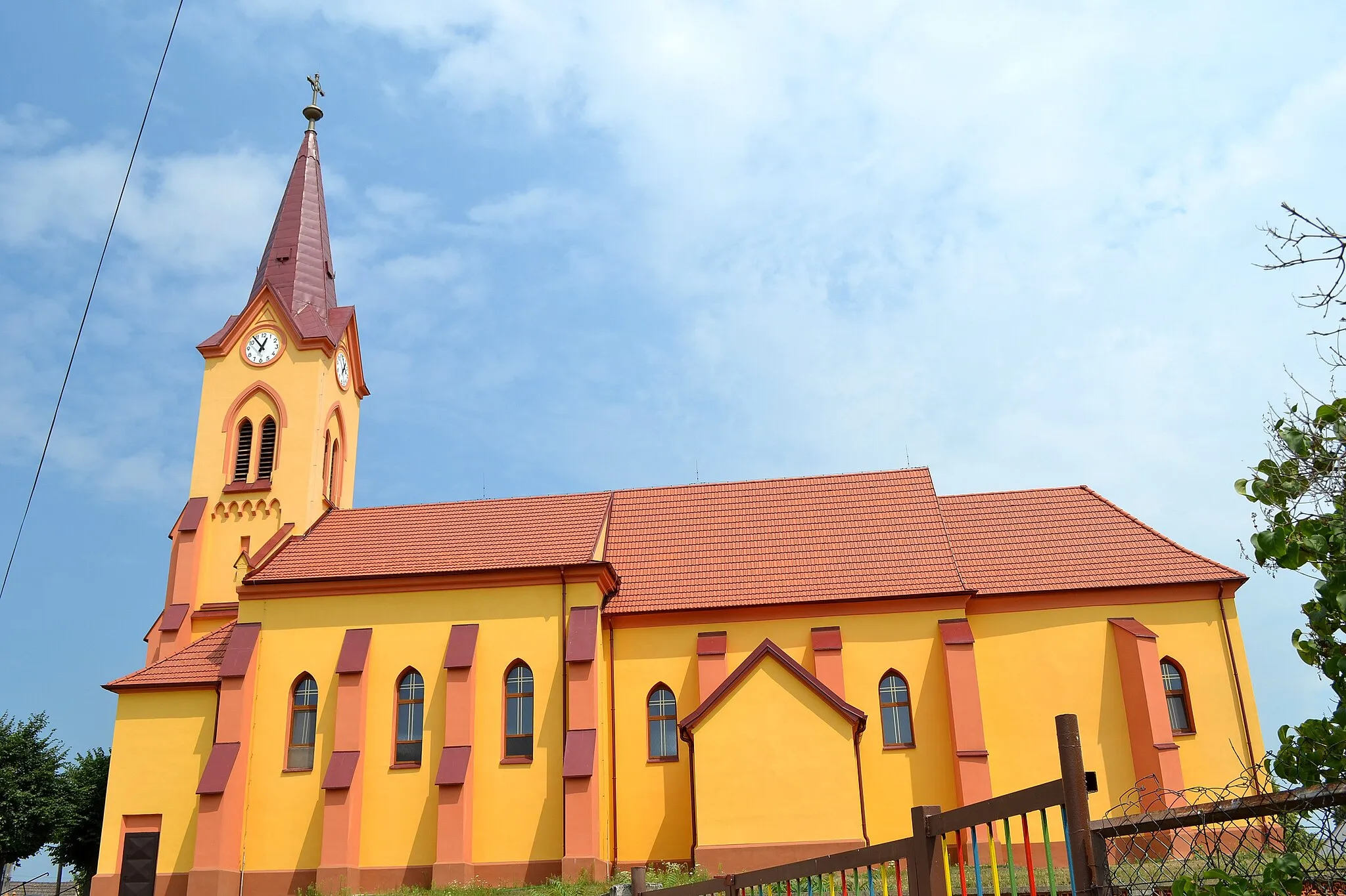 Photo showing: Jakubov (okr. Malacky), Kostol svätých Filipa a Jakuba; celkový pohľad od juhu