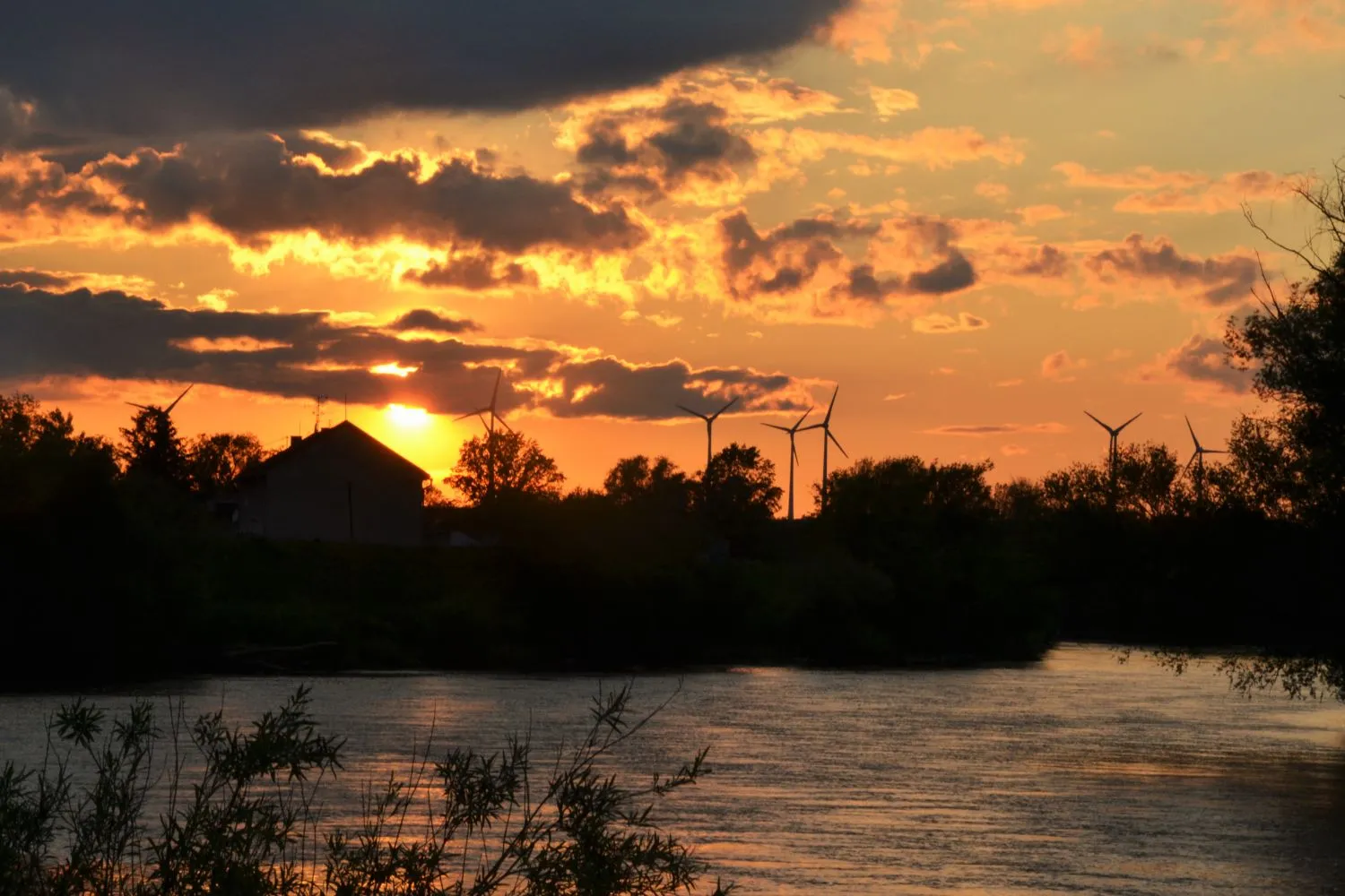 Photo showing: Západ slnka nad riekou Morava v Záhorskej Vsi a pohľad na Rakúsko