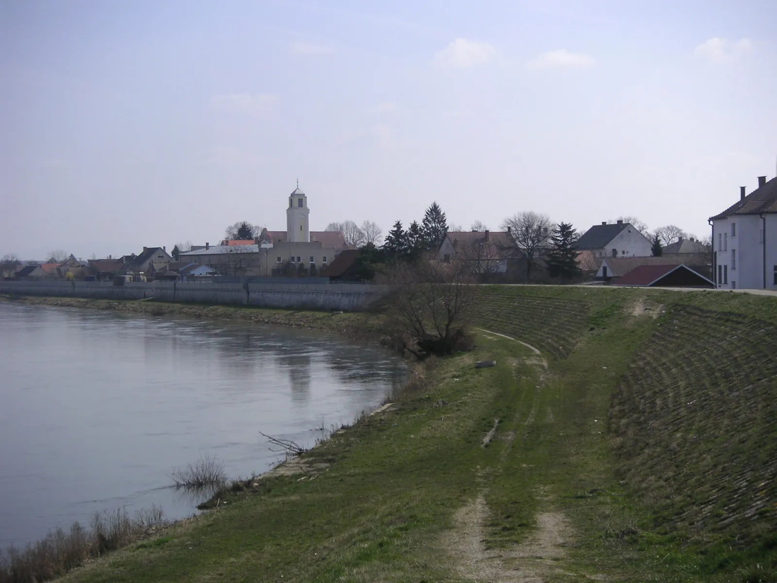 Photo showing: View on Záhorská Ves, Slovakia from the Morava river