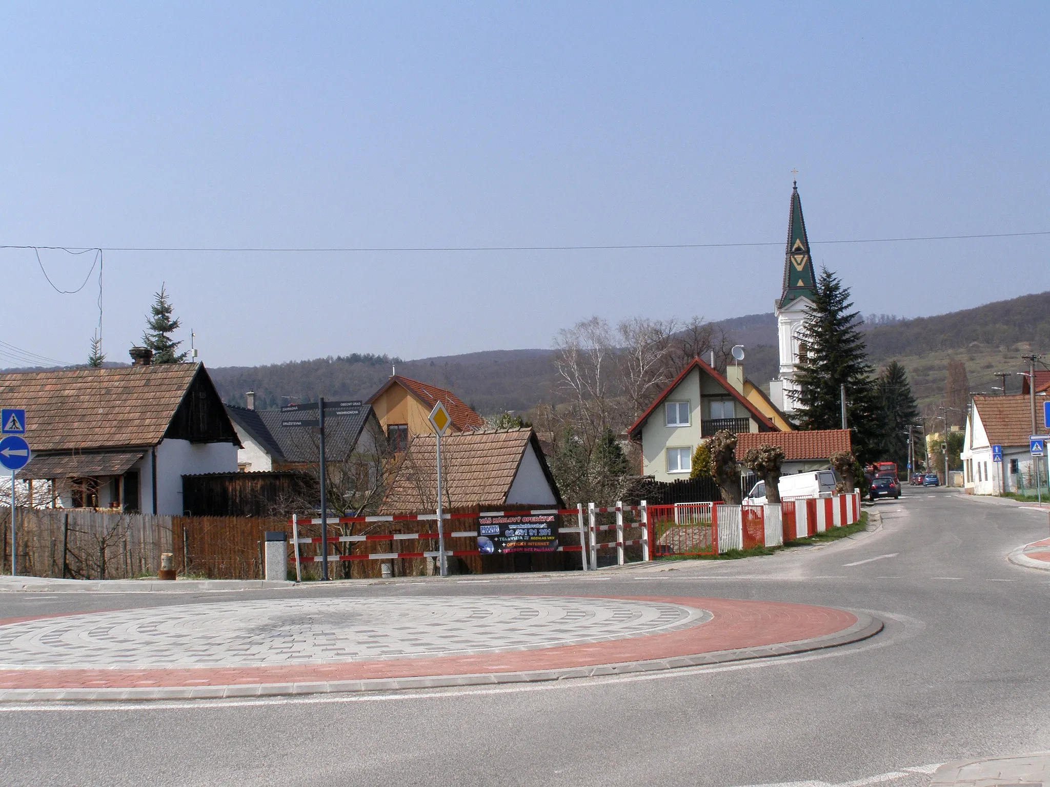 Photo showing: Pohľad na centrum obce Limbach; v pozadí evanjelický kostol