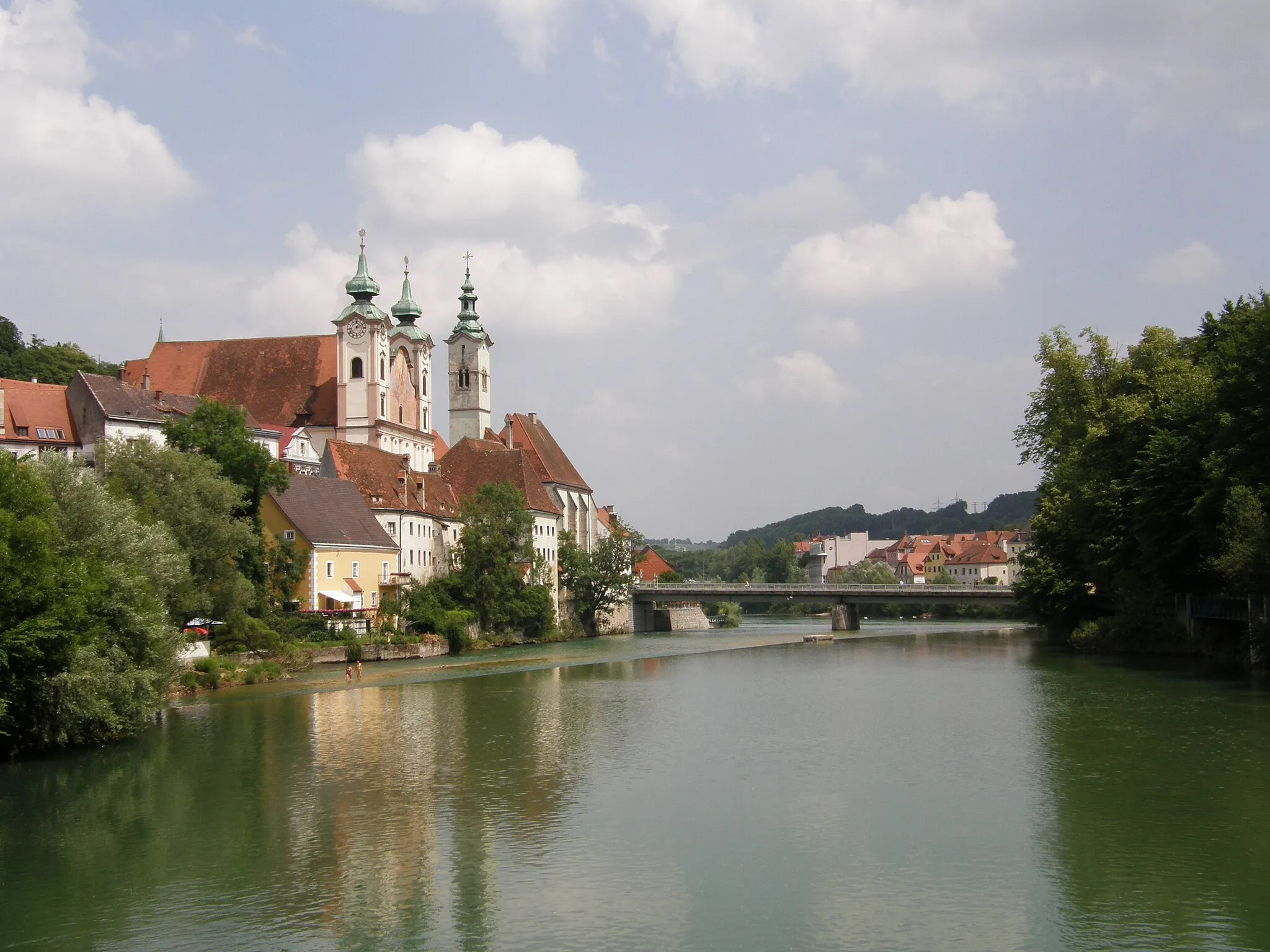 Photo showing: Steyr: Blick vom Museumssteg über den Steyrfluss auf Bürgerspital und Michaelerkirche