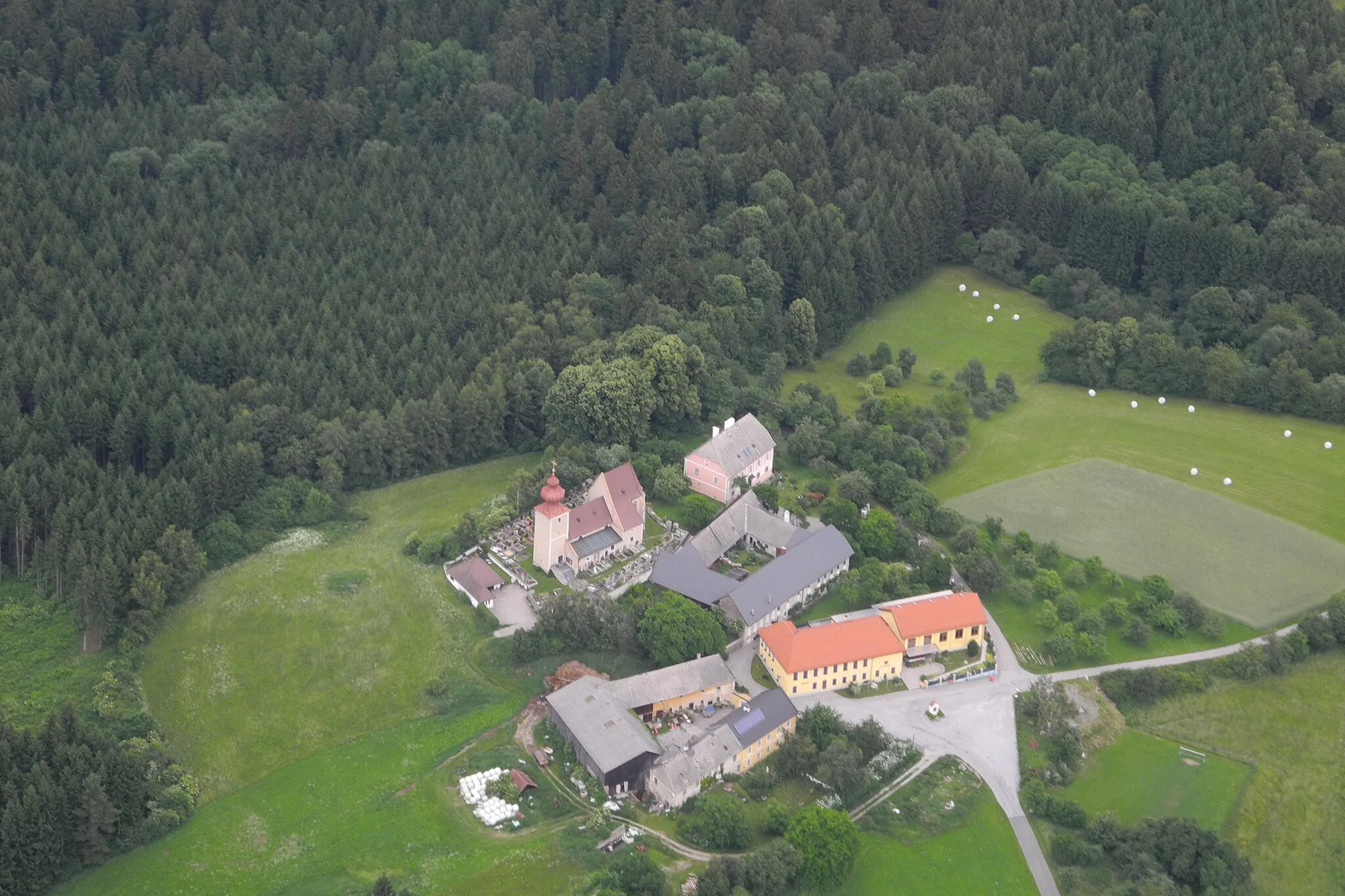 Photo showing: DSCN0867
VFR Ostösterreich: Pfarrkirche hl. Johannes der Täufer und Pfarrhof (im Hintergrund rechts) in St. Johann, Großheinrichschlag, Weinzierl am Walde, Niederösterreich

This media shows the protected monument with the number 53966 in Austria. (Commons, de, Wikidata)

This media shows the protected monument with the number 53965 in Austria. (Commons, de, Wikidata)