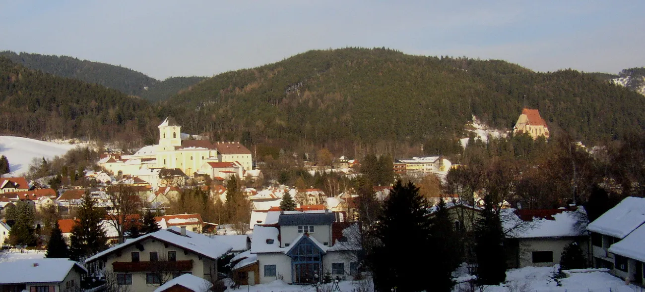 Photo showing: View of Kirchberg am Wechsel, Lower Austria. Left side: parochial church St Jakob, right side: church St Wolfgang