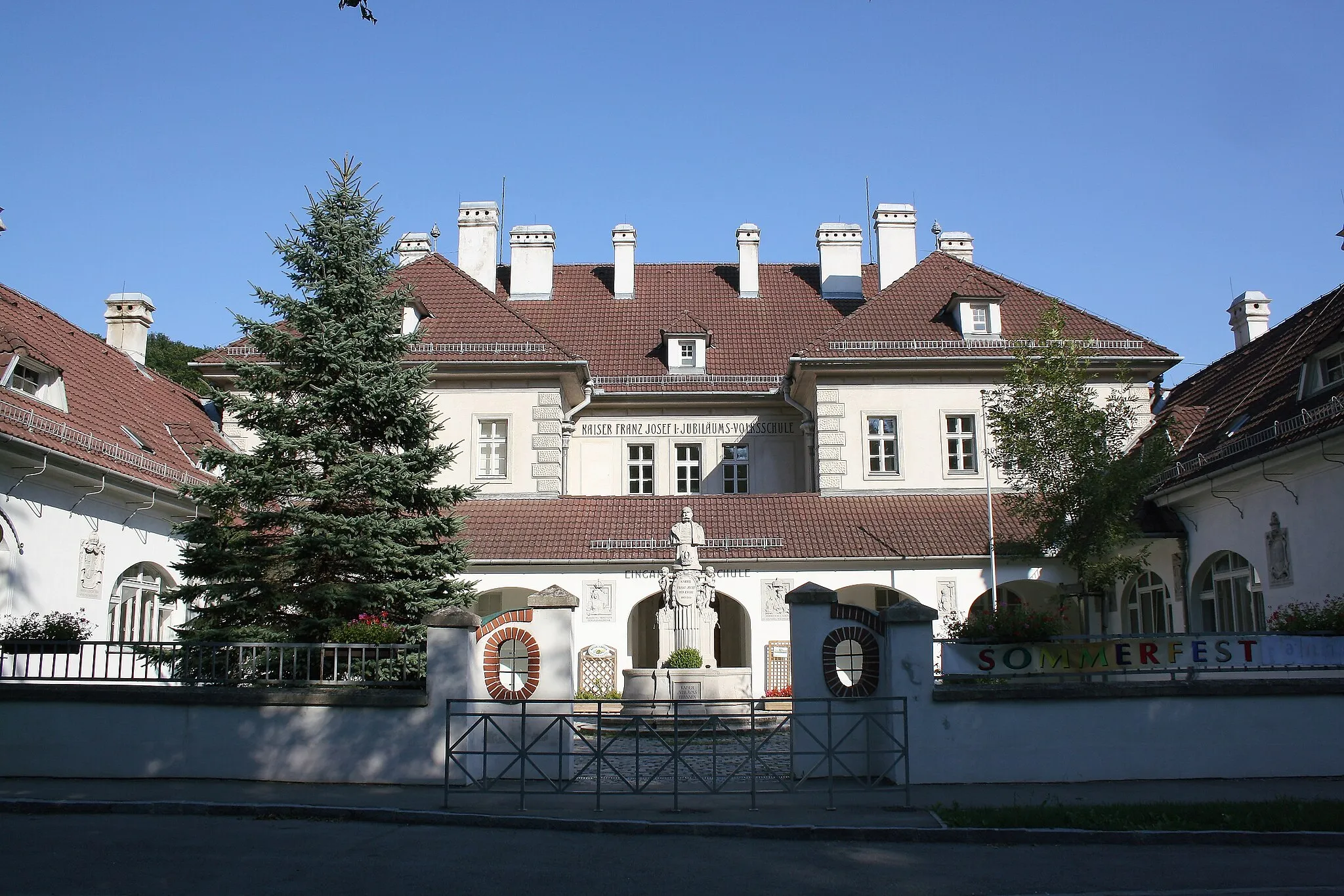 Photo showing: Die Kaiser-Franz-Josef I.-Jubiläumsvolksschule in Mauerbach, Niederösterreich. 1908 nach Plänen von Josef Hofbauer erbaut.