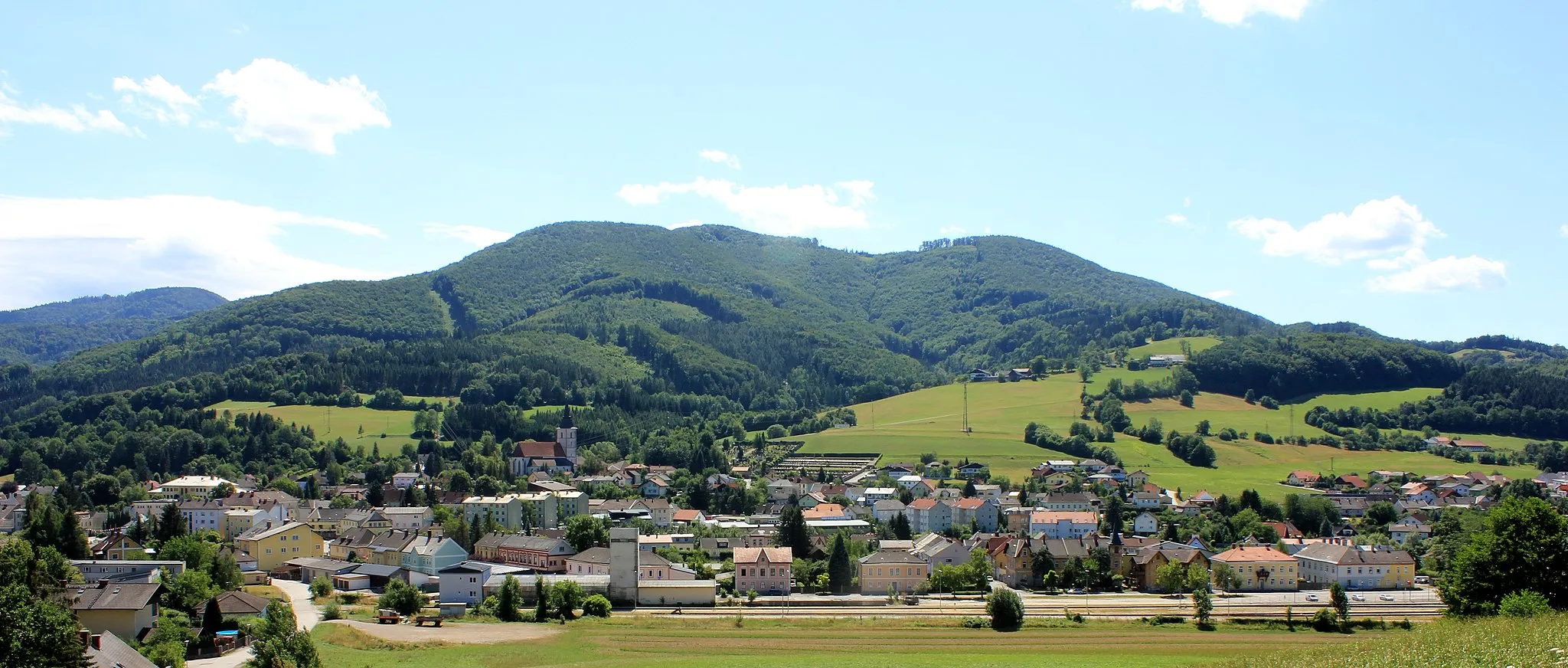 Photo showing: Stadt Hainfeld im Gölsental gelegen, im Hintergrund ist der Kirchenberg zu sehen.