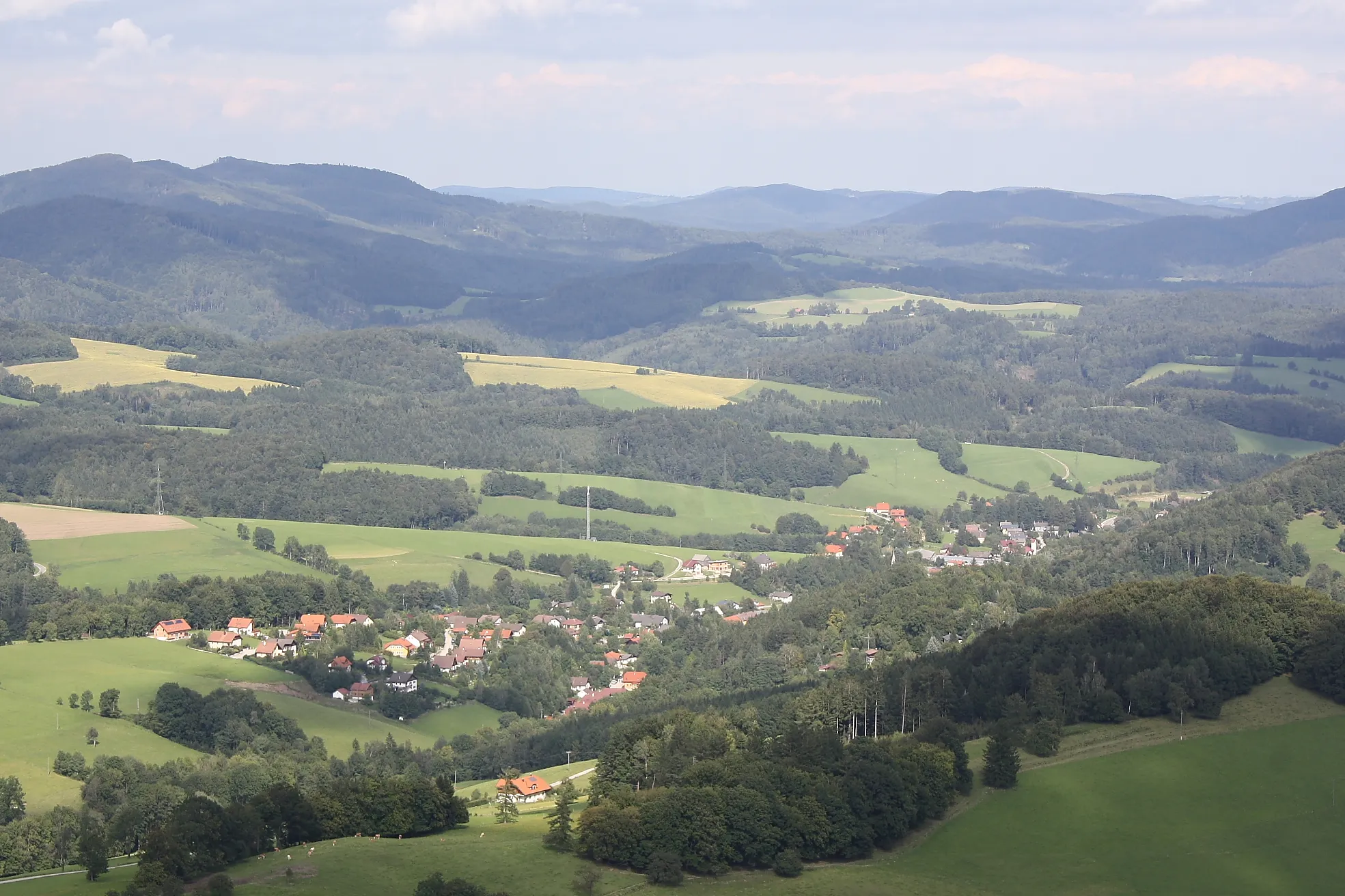 Photo showing: Südwestansicht der niederösterreichischen Gemeinde Kaumberg (von der Araburg).