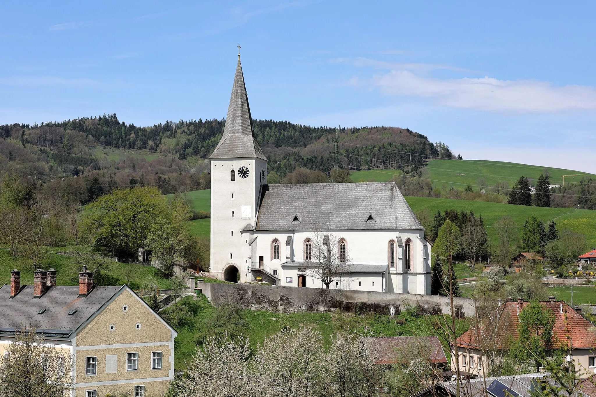 Photo showing: Südansicht der röm.-kath. Pfarrkirche hl. Michael in der niederösterreichischen Marktgemeinde Kaumberg. Eine in erhöhter Lage in mehreren Bauetappen errichtet gotische Saalkirche mit einem mächtigen spätgotischen Westturm (mit 1502 datiert) und die teilweise von einer Wehrmauer umgeben ist.