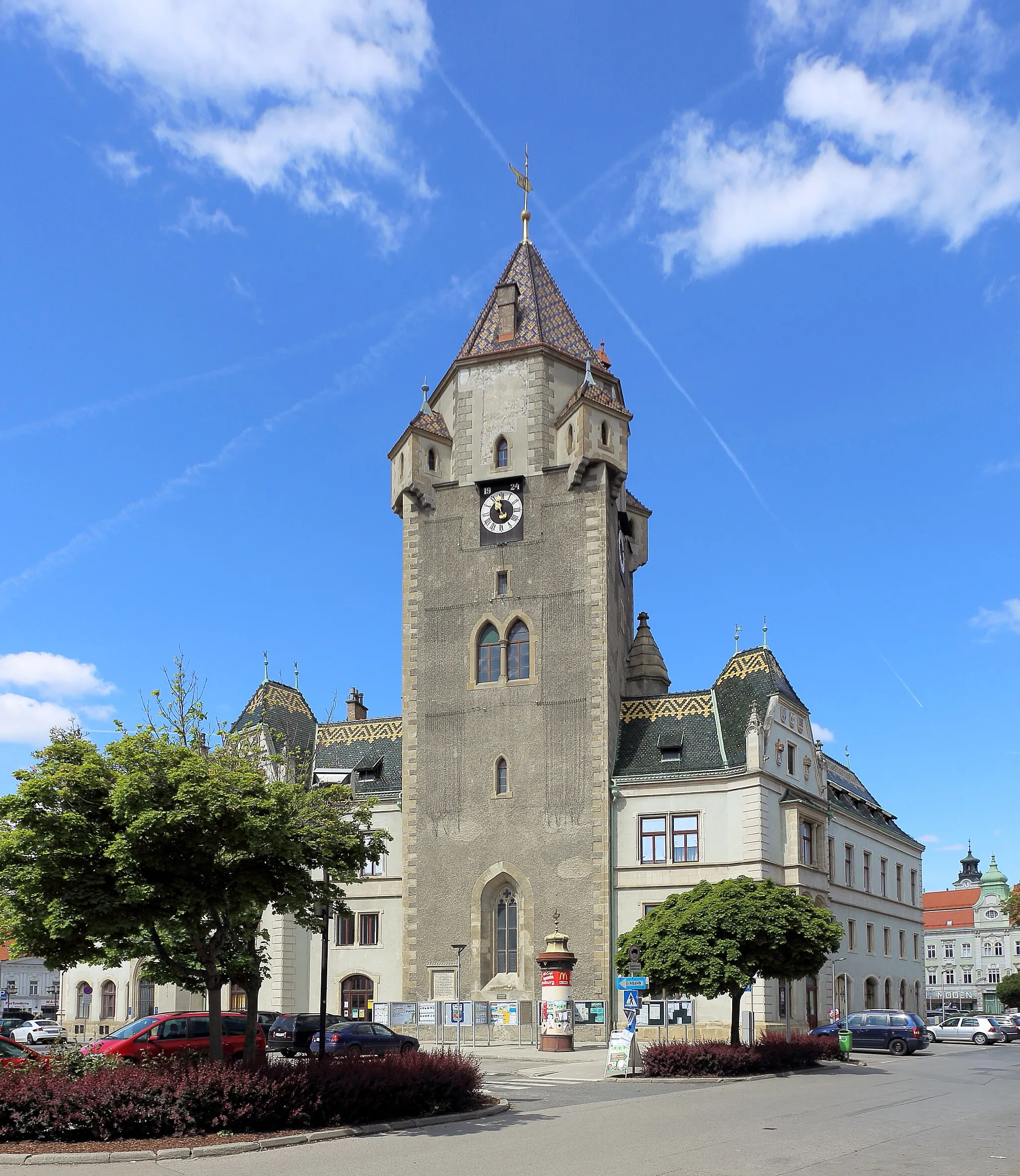 Photo showing: Ostansicht des Stadtturmes der niederösterreichischen Bezirkshauptstadt Korneuburg. Von 1440 bis 1447 über der Apsis einer Kirche errichtet, die 1894/95 abgetragen wurde und an dessen Stelle man das neugotische Rathaus nach Plänen des Architekten Max Conrad Kropf (1858–1940) baute.