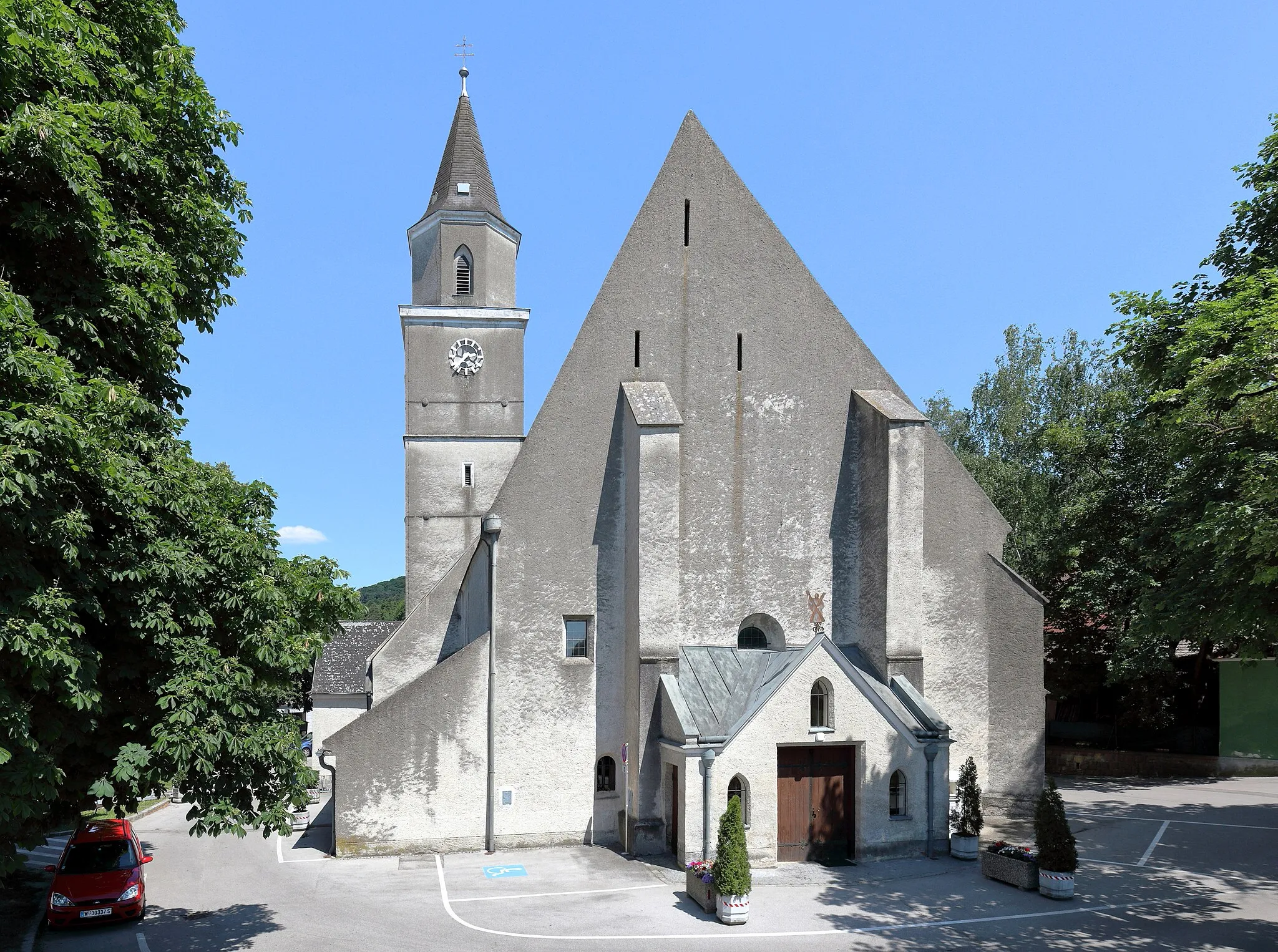 Photo showing: Westansicht der Pfarrkirche St. Andrä vor dem Hagental in Niederösterreich