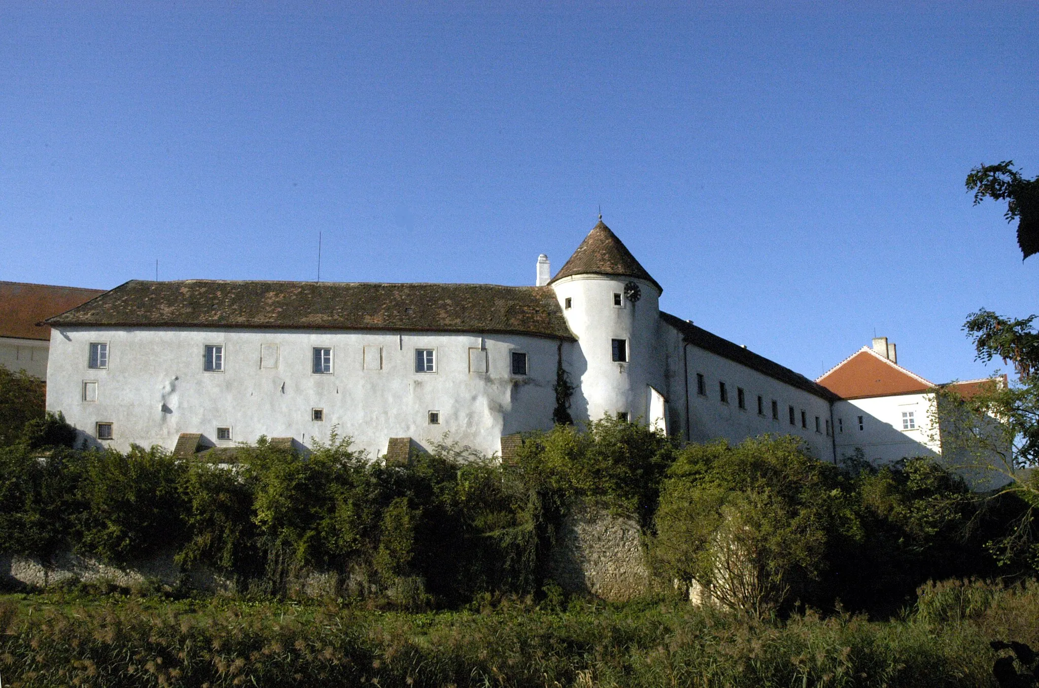 Photo showing: Schloss Mailberg, Grabenanlage und Nordosttrakt