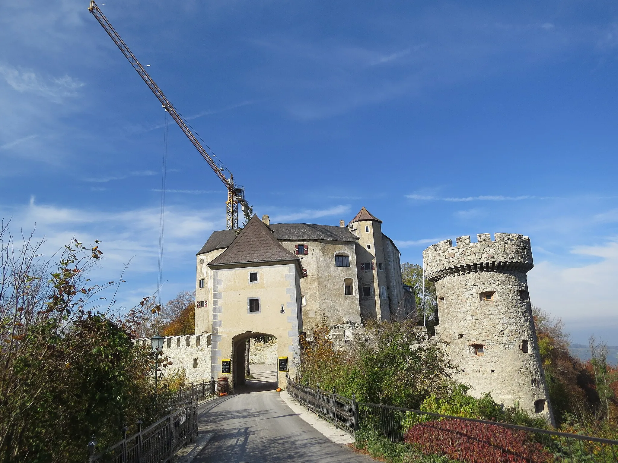 Photo showing: Burg Plankenstein and tower crane