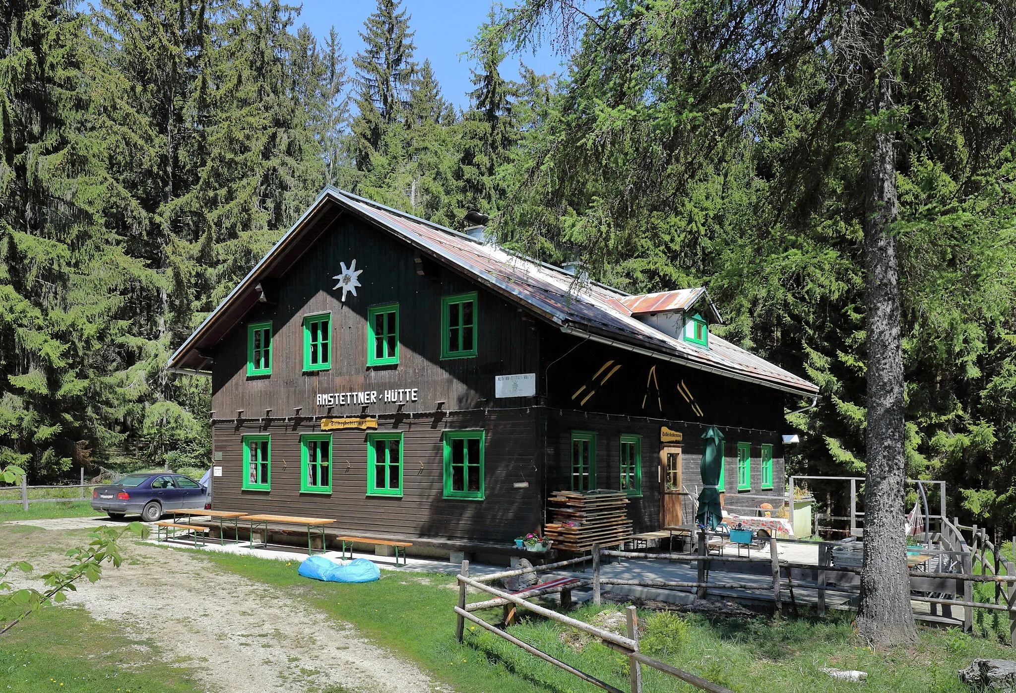 Photo showing: Südansicht der Amstettner Hütte auf der Forsteralm bei Gaflenz in den Ybbstaler Alpen. Die Hütte befindet sich unmittelbar an der Landesgrenze von Oberösterreich und Niederösterreich auf dem Gemeindegebiet der niederösterreichischen Stadtgemeinde Waidhofen an der Ybbs. Sie wurde von der Sektion Amstetten des Österreichischen Alpenvereins ab 1957 errichtet und Weihnachten 1959 als „Neue Amstettner Hütte“ eröffnet. Die „Alte Amstettner Hütte“, ein Ausbau einer alten Almhütte auf der Forsteralm und auf der oberösterreichischen Seite (eröffnet 1932), wurde anschließend bis auf weiteres geschlossen.