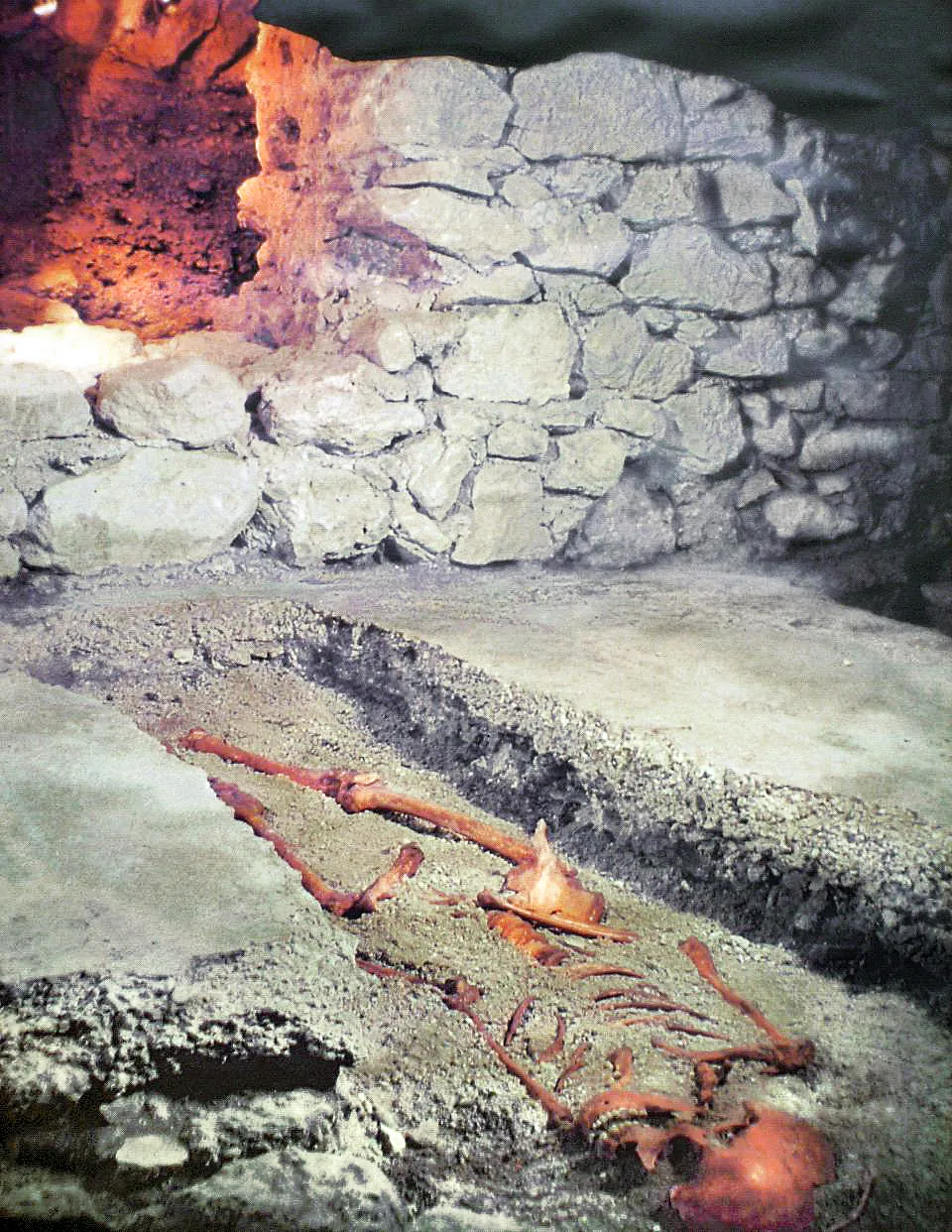 Photo showing: Grabkammer des karolingischen Grenzgrafen Cadaloc unter der Pfarrkirche von Traismauer