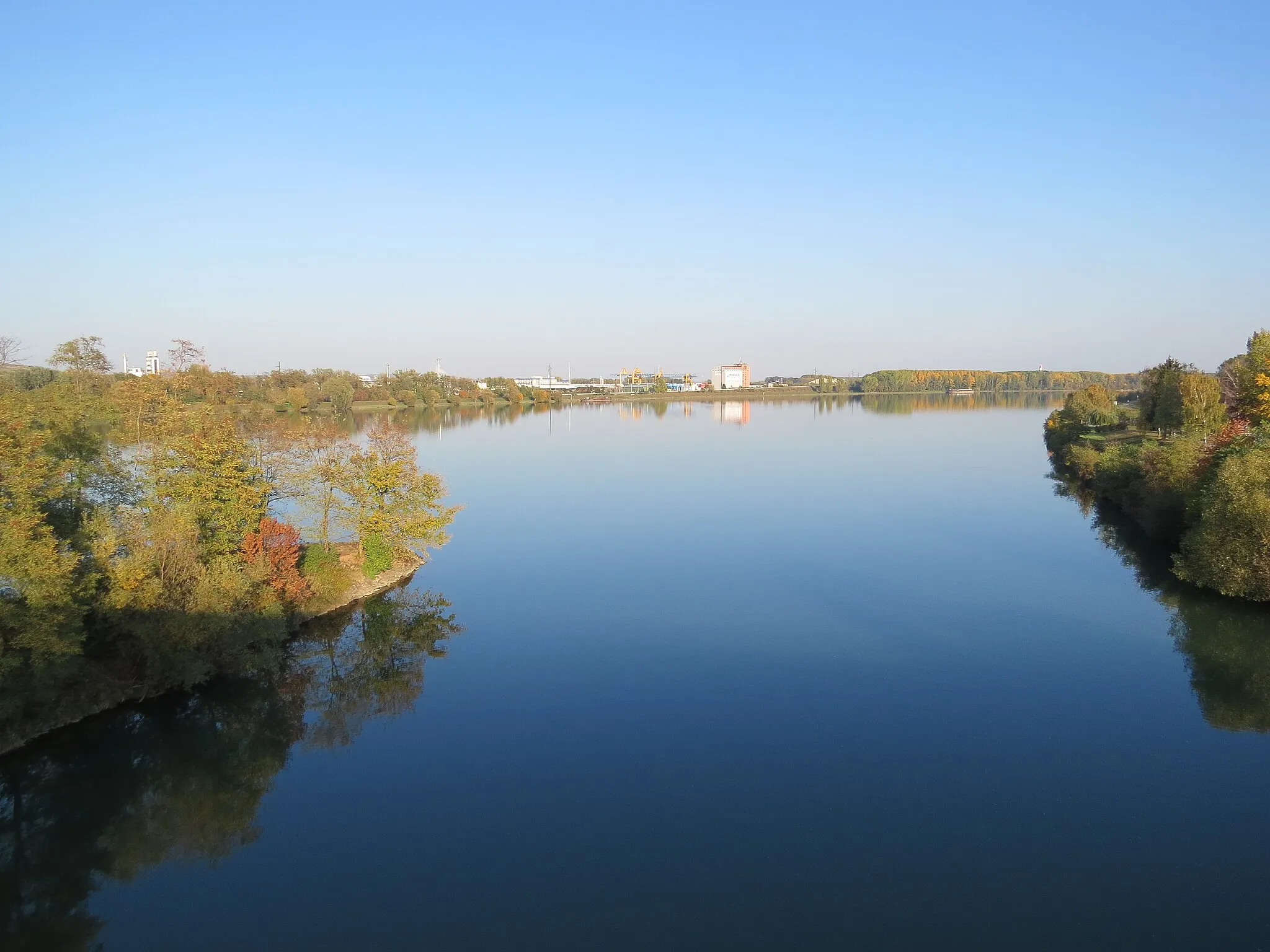 Photo showing: View from bridge to the Danube at Krems an der Donau, Austria