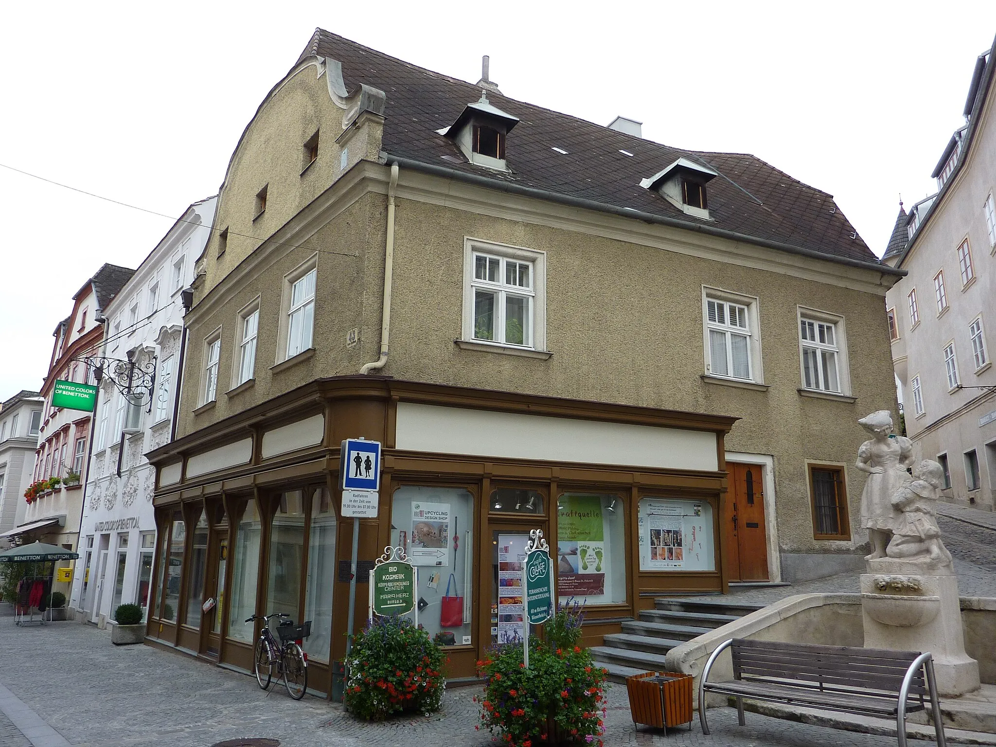 Photo showing: Bürgerhaus, Untere Landstraße 43, Krems an der Donau, Niederösterreich; im Vordergrund der Simandlbrunnen