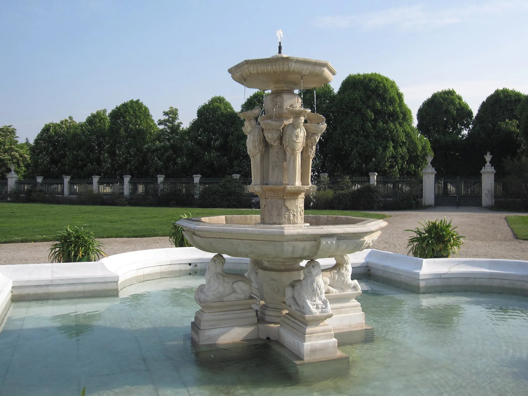Photo showing: Fountain probably by Alexander Colin, constructed in 16th century. Apparently first set up in Neugebäude Palace and then transferred to the Orangery of Schönbrunn by Empress Maria Theresa in the 18th century.