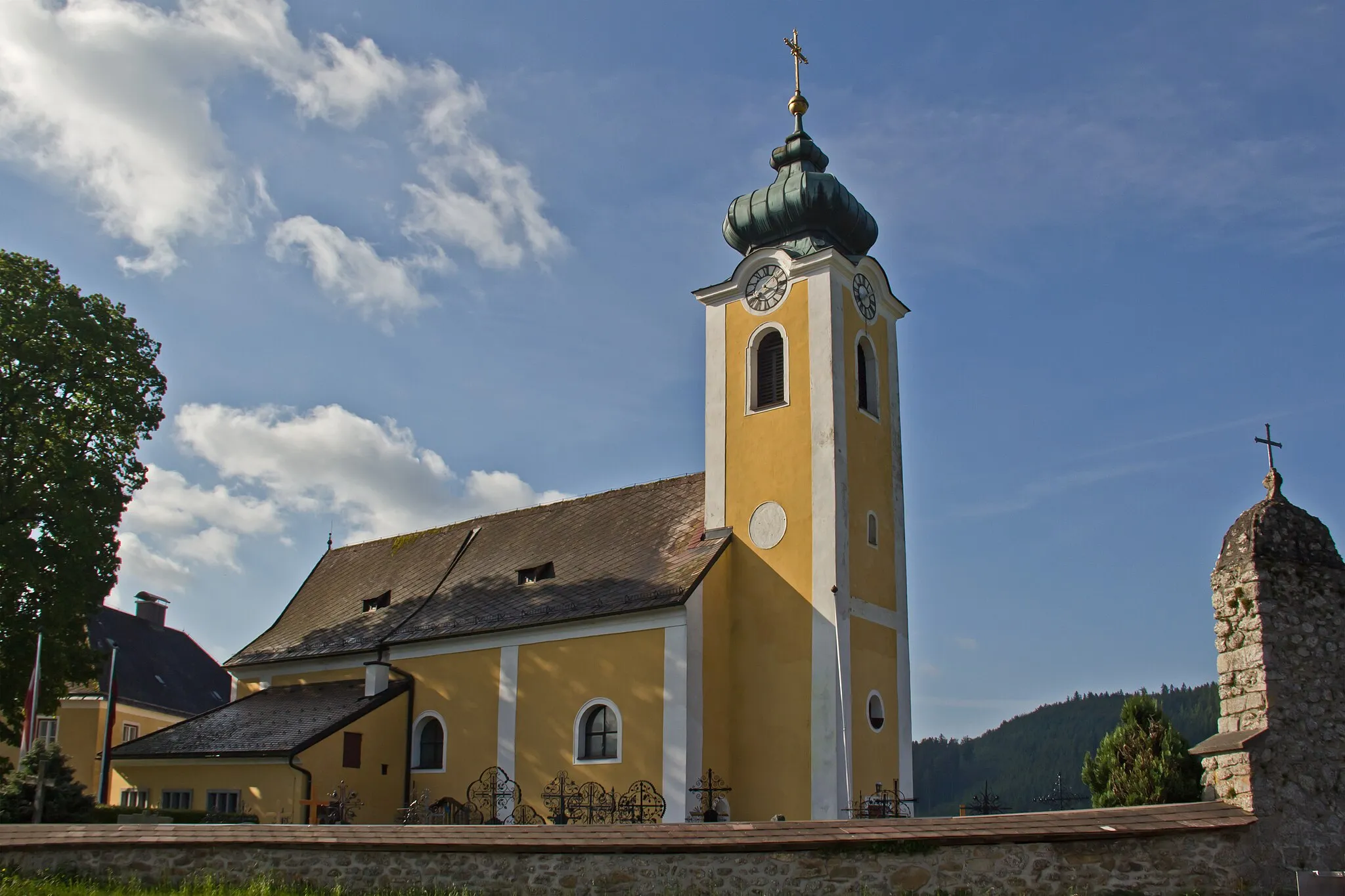 Photo showing: Die am östlichen Ortsrand etwas erhöht gelegene und von einem Friedhof umgebene Pfarrkirche hl. Ulrich ist ein schlichter, barockisierter Saalbau mit gotischem Chor und spätbarockem Westturm.
