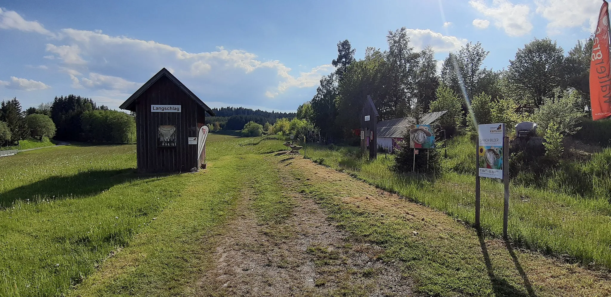 Photo showing: Blick das Klemuwa (Kleinstes Museum des Waldviertels) an der ehemaligen Bahnstrecke