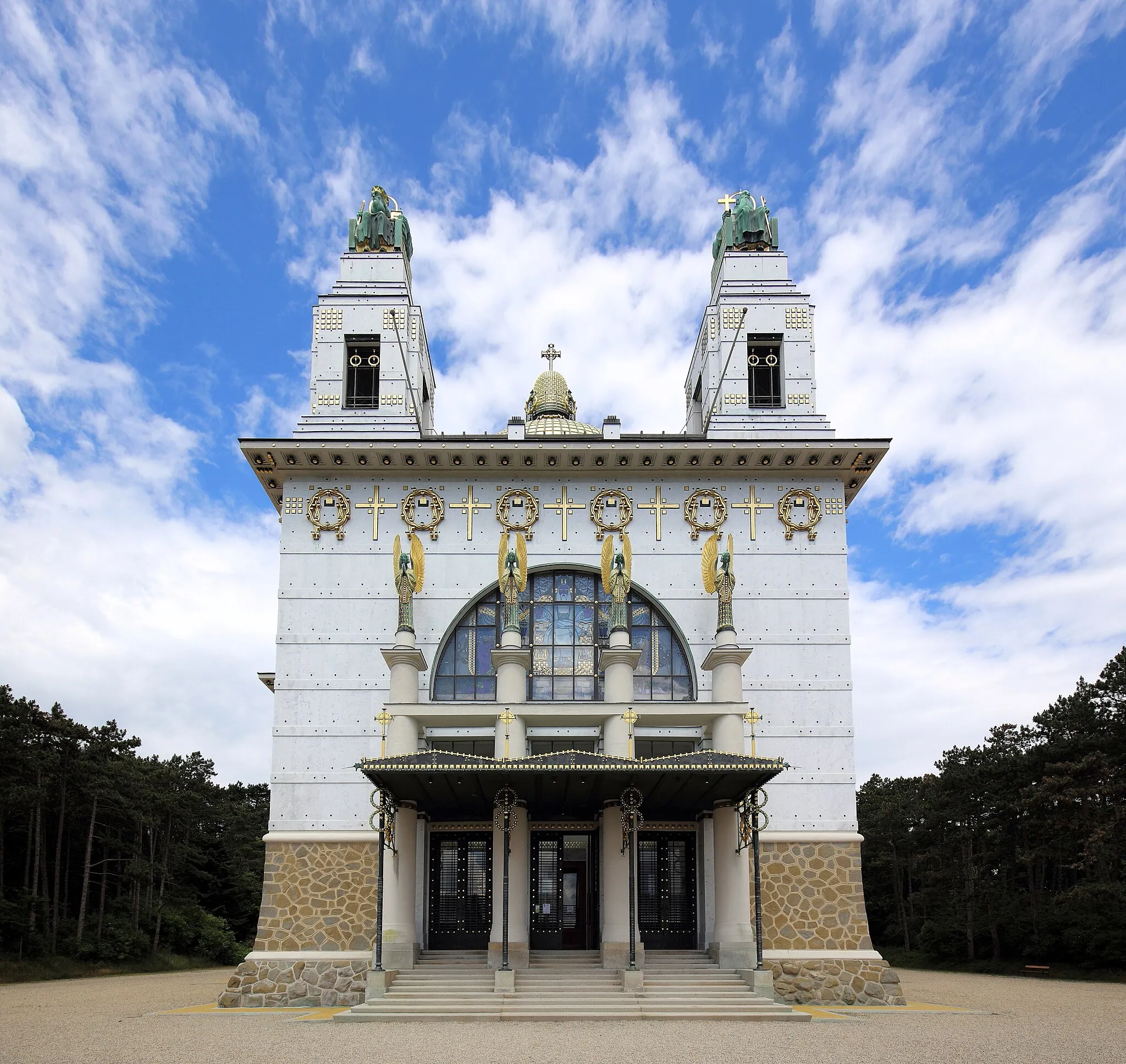 Photo showing: Hauptfassade bzw. Südansicht der Kirche am Steinhof, auch Leopoldskirche bezeichnet, auf dem Gelände des „Sozialmedizinischen Zentrums Baumgartner Höhe“ im 14. Wiener Gemeindebezirk Penzing. Die Kirche wurde von 1904 bis 1907 über dem traditionellen Grundriss eines griechischen Kreuzes nach Plänen des Architekten Otto Wagner als Anstaltskirche errichtet. Sie ist der bedeutendste Sakralbau der Wiener Moderne in Wien.