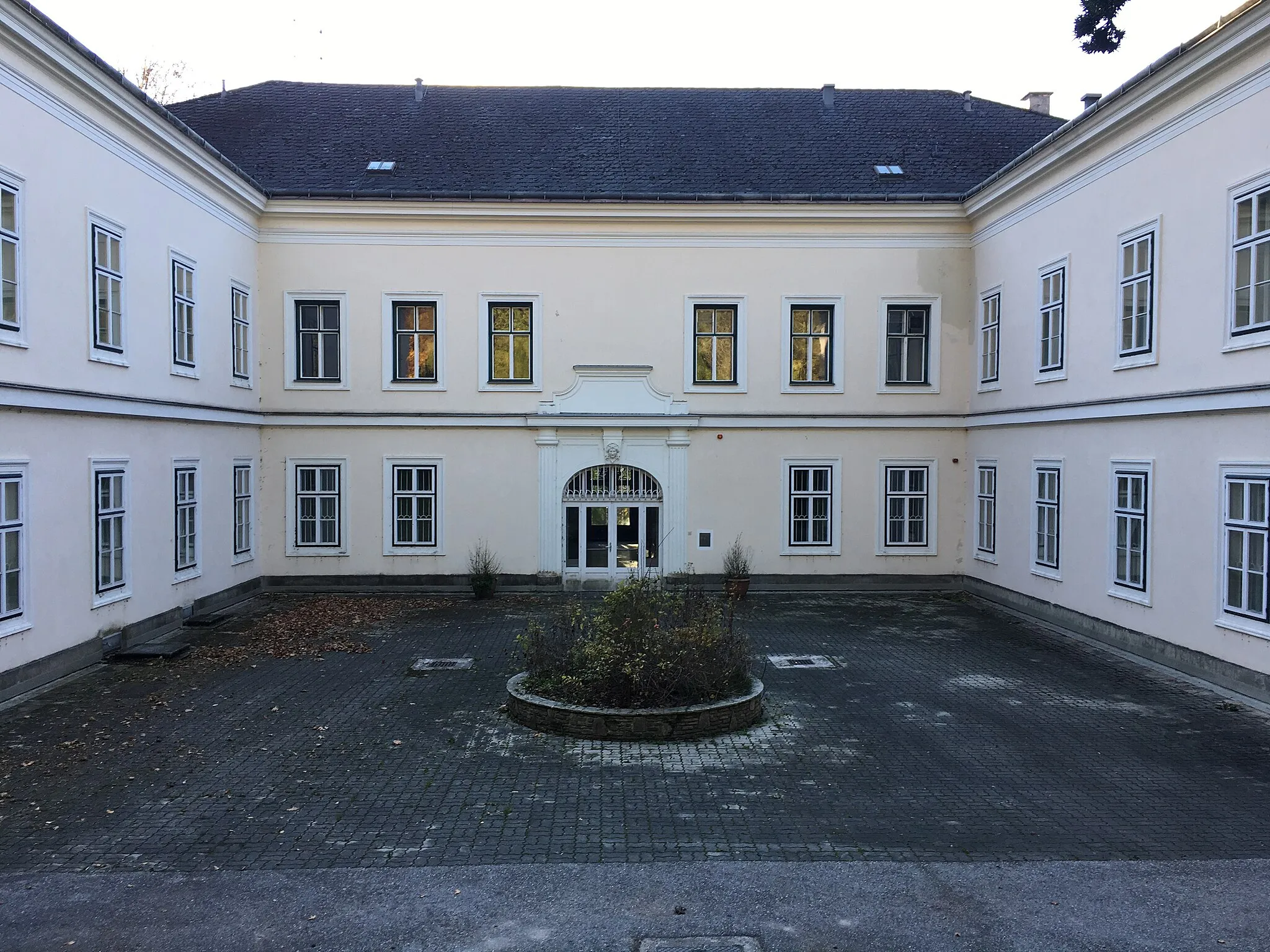 Photo showing: Ehrenhof des Lehenhof