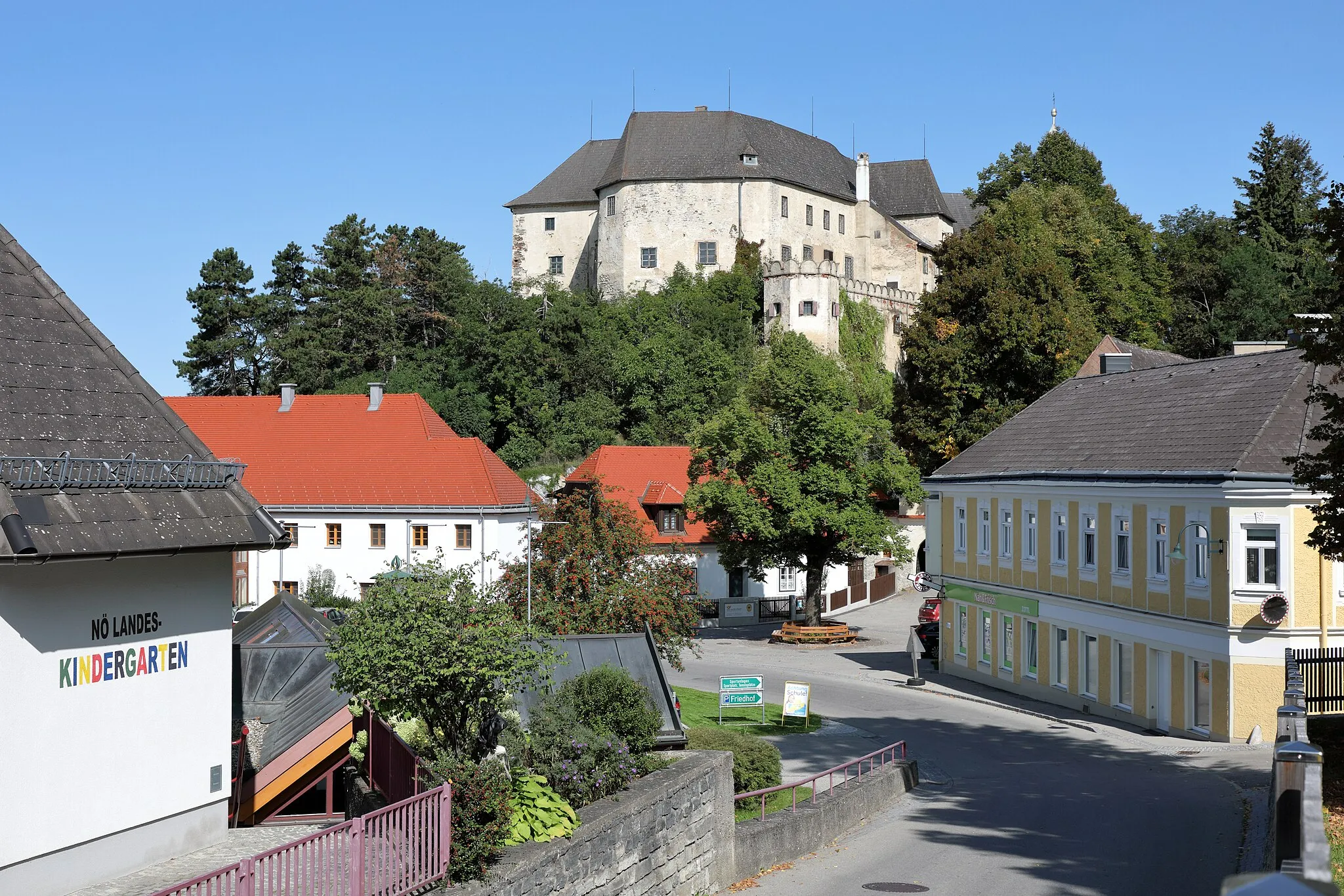 Photo showing: Ortszentrum der niederösterreichischen Marktgemeinde Albrechtsberg an der Großen Krems mit der Burg im Hintergrund.
