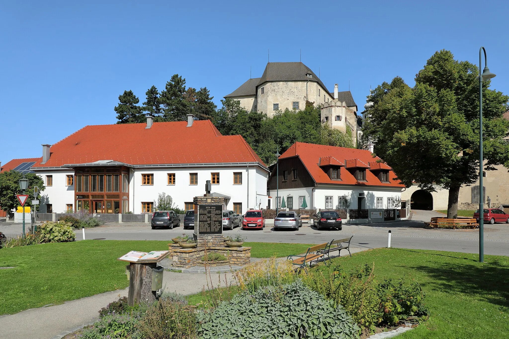 Photo showing: Ortszentrum der niederösterreichischen Marktgemeinde Albrechtsberg an der Großen Krems mit der Burg im Hintergrund und dem Kriegerdenkmal im Vordergrund.