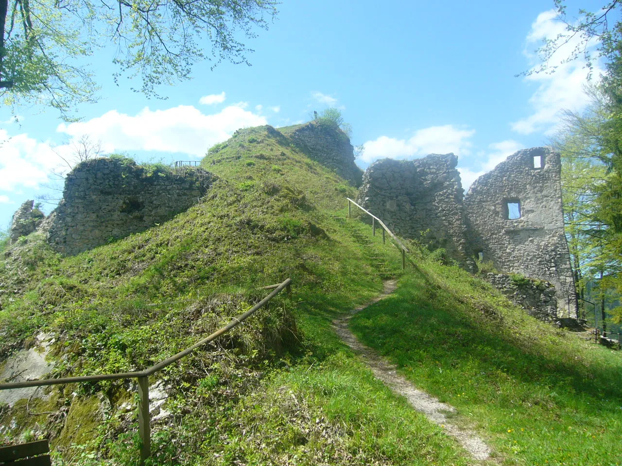 Photo showing: Ansicht Ruine Hohenberg 2014