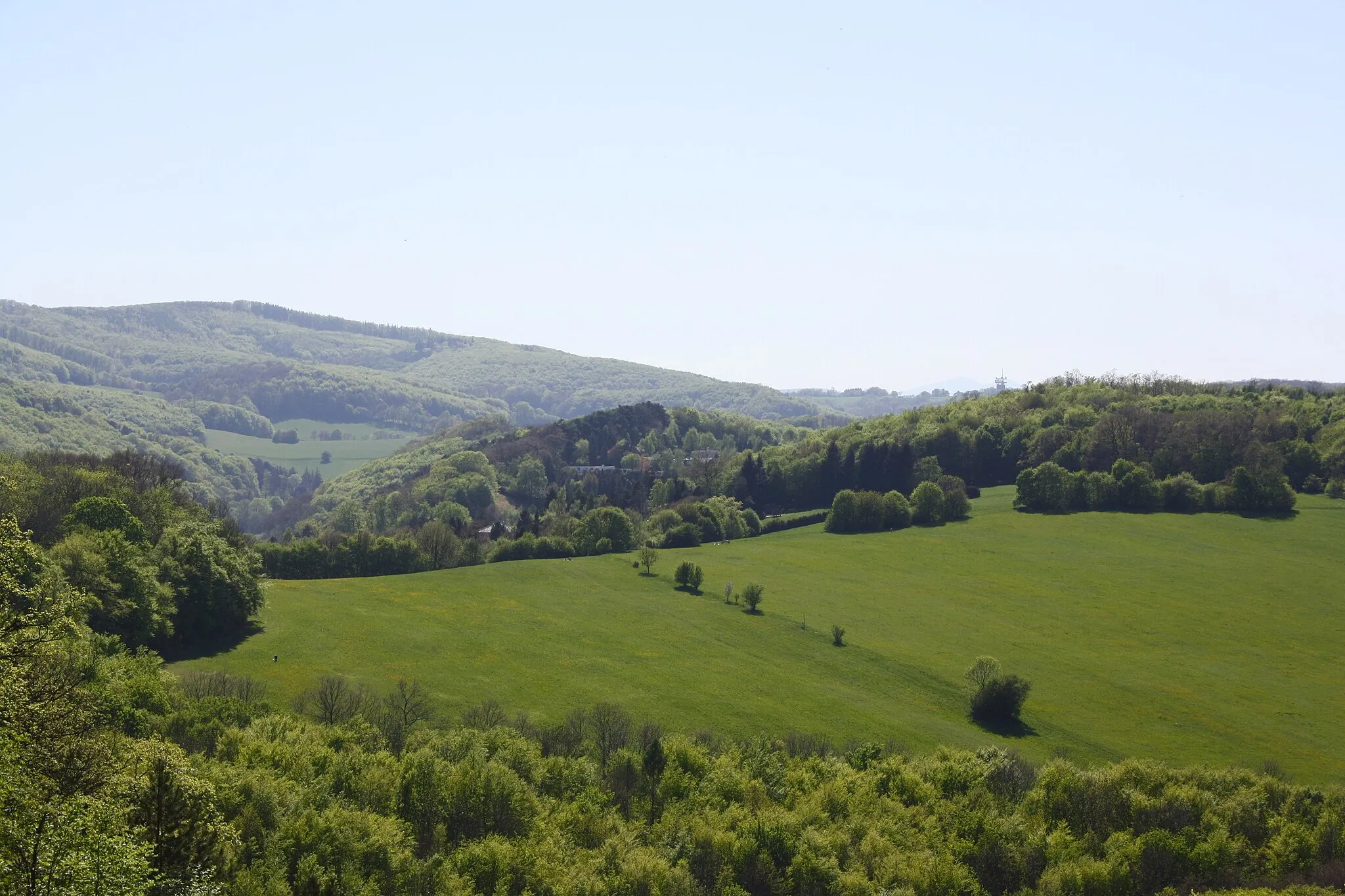 Photo showing: Blick vom Gipfel des Eichkogels in Wien-Rodaun Richtung Westen auf die Wiese am Gernberg bei der Wiener Hütte in Kaltenleutgeben.