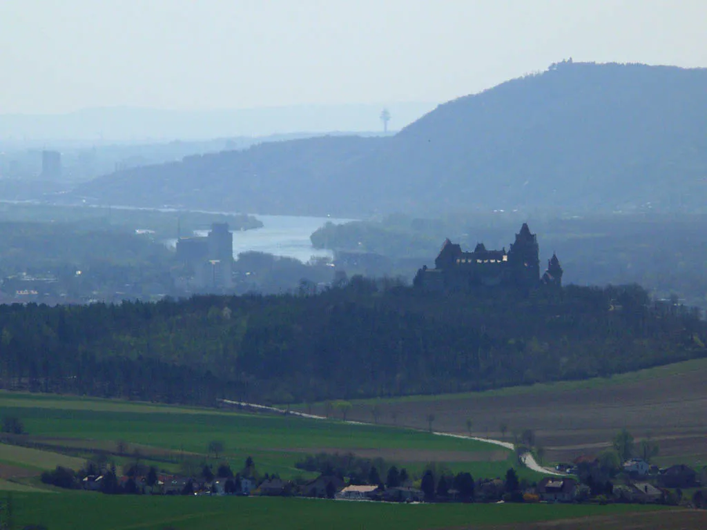 Photo showing: Blick vom Michelberg auf Burg Kreuzenstein, Donautal - Leopoldsberg und Wien im Hintergrund