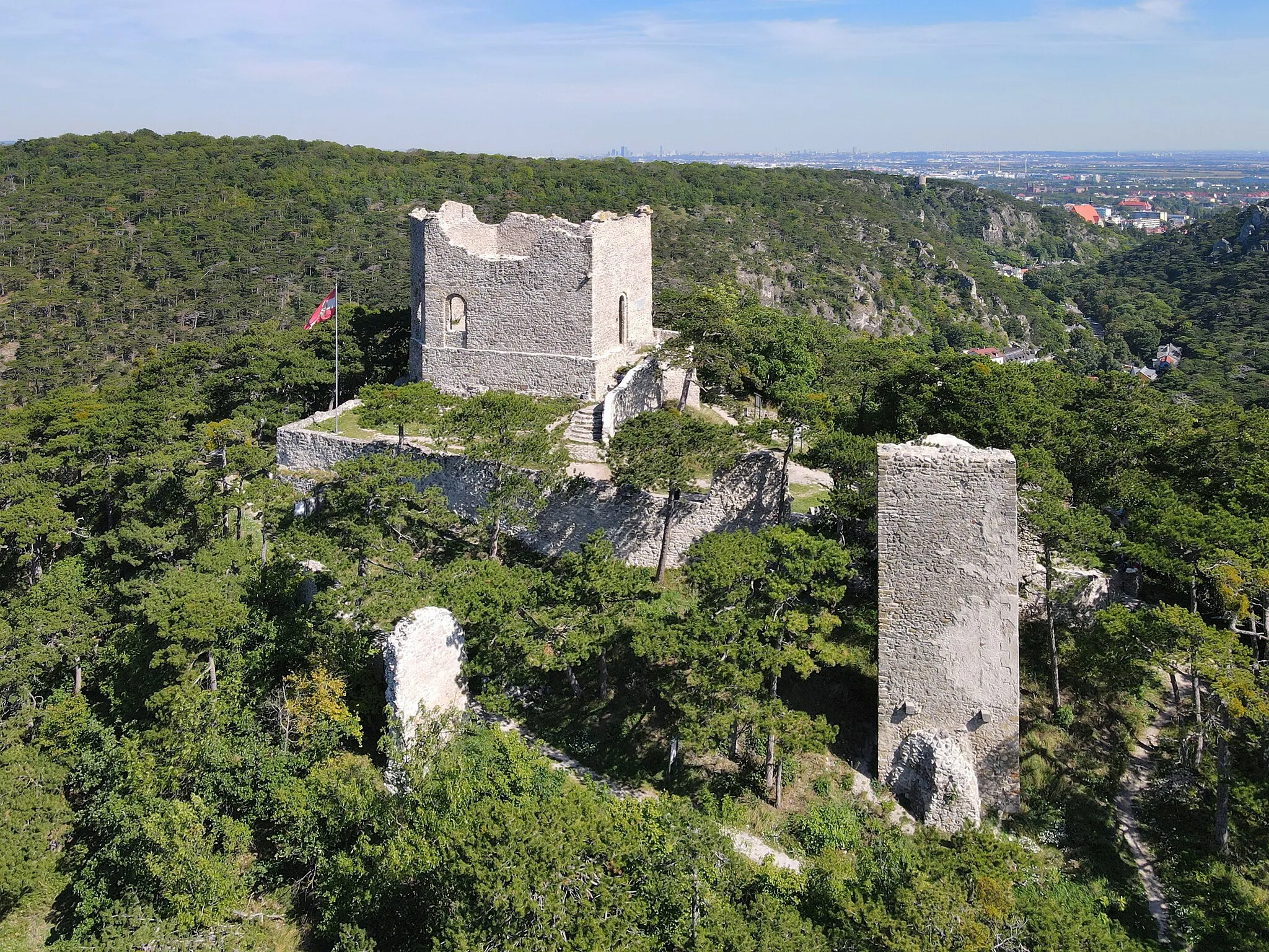 Photo showing: Southwest view of the Mödling castle ruins, Lower Austria.
