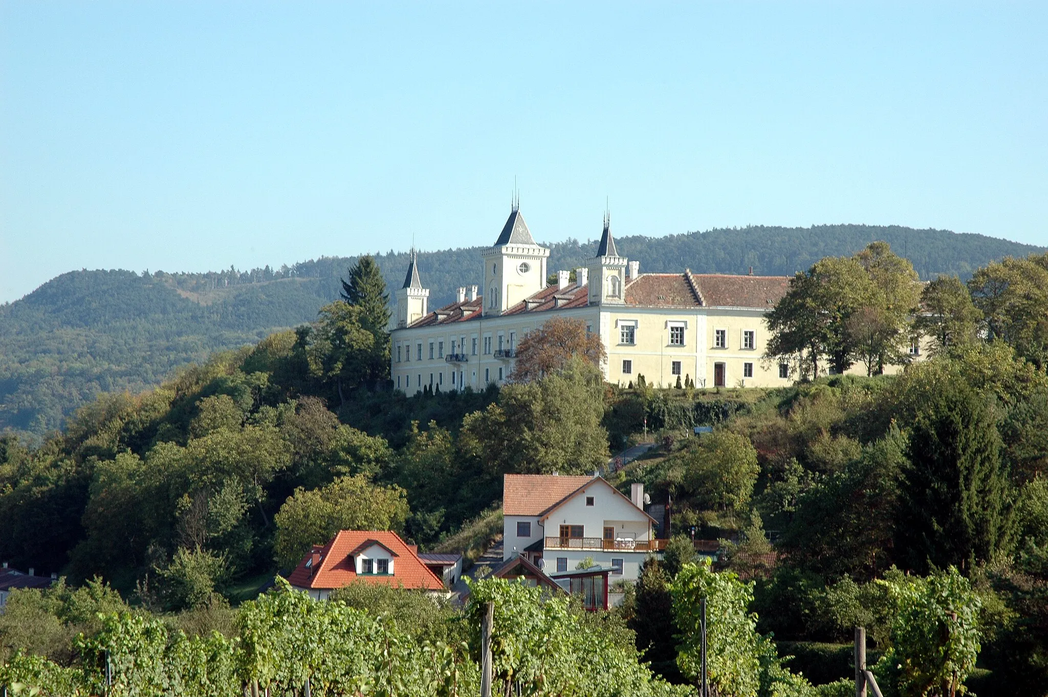 Photo showing: Schloss Wolfsberg in Angern, Gemeinde Krems an der Donau.