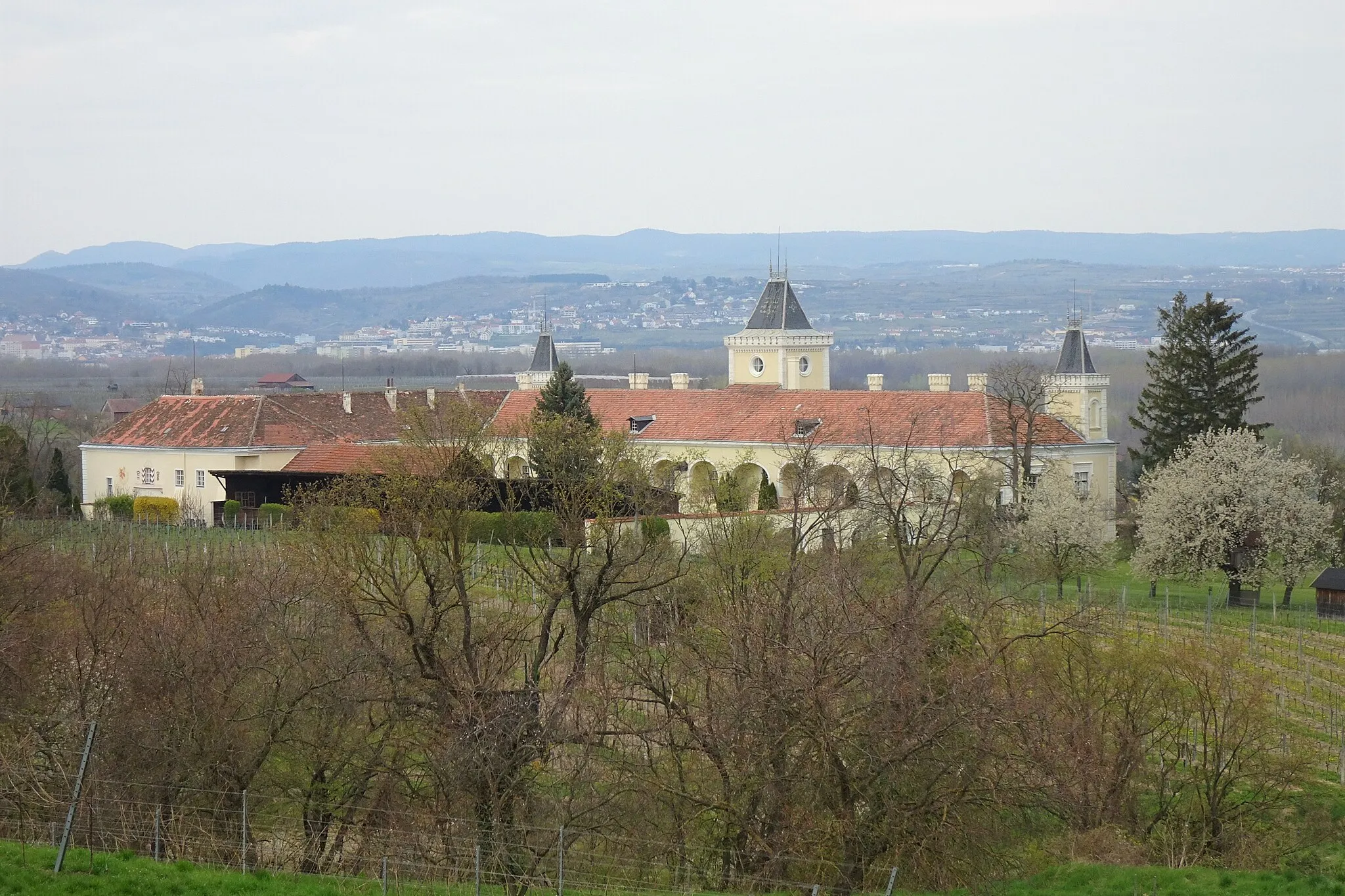 Photo showing: Schloss Wolfsberg vom Aussichtspunkt des Marillen-Erlebnisweges aus gesehen