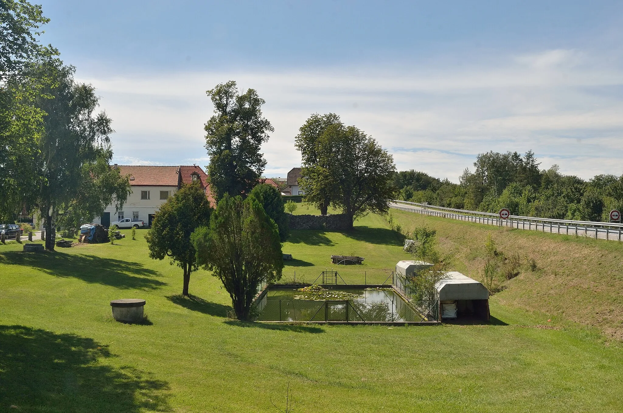 Photo showing: Der Löschteich in Hochstraß. Hochstraß liegt zum Großteil in der Gemeinde Klausen-Leopoldsdorf, der Löschteich jedoch bereits in der Gemeinde Altlengbach.