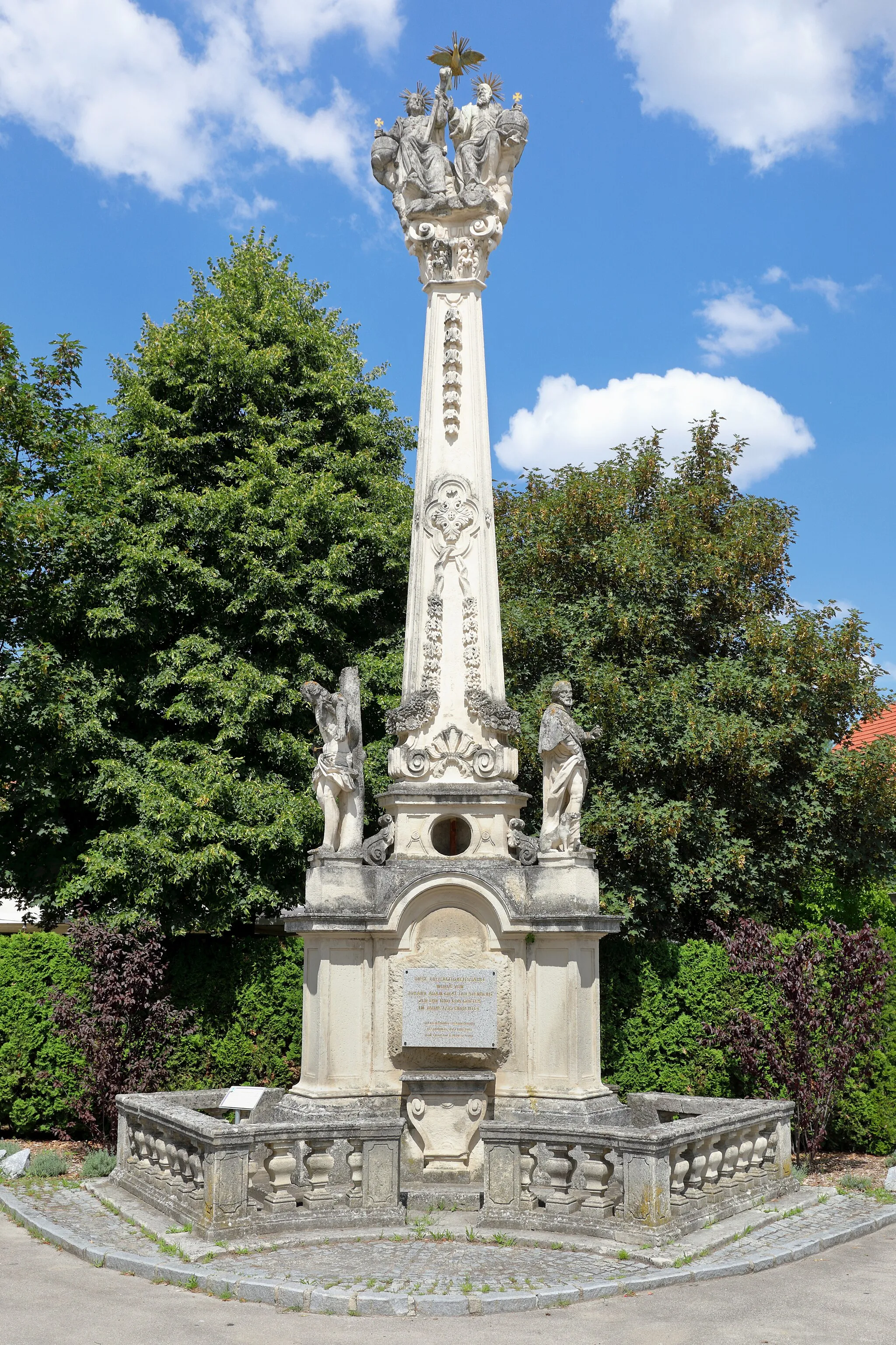 Photo showing: Pillar of the Holy Trinity in Rappoltenkirchen, Lower Austria.