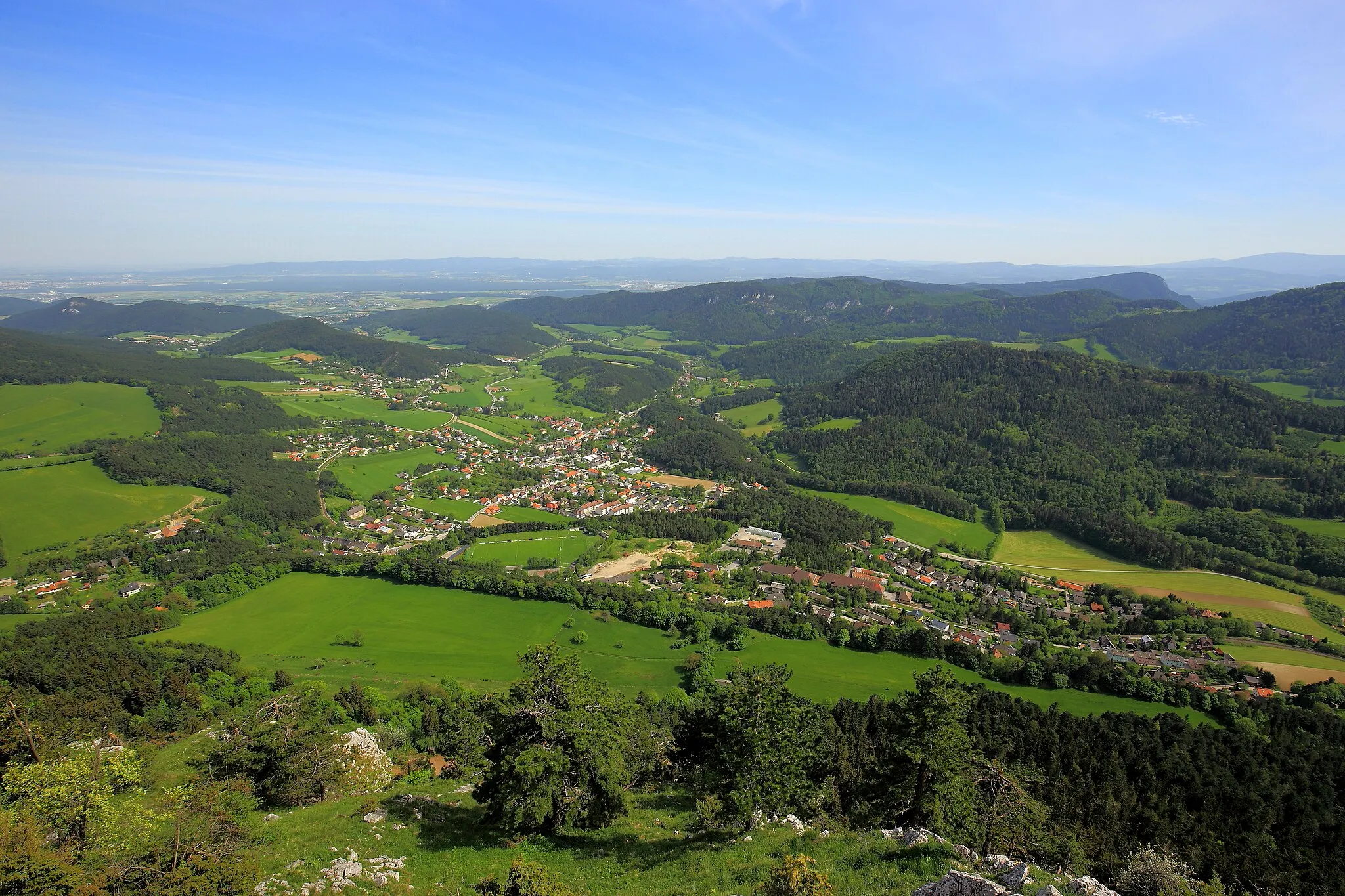 Photo showing: Blick vom 1023 m hohen Gelände auf die niederösterreichische Marktgemeinde Grünbach am Schneeberg (Nordwestansicht).