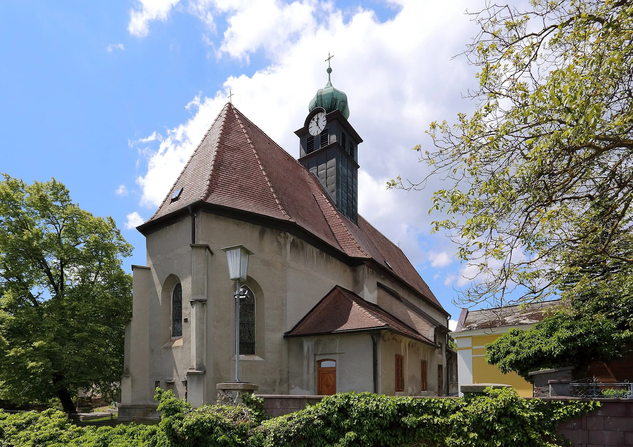 Photo showing: Nordostansicht der katholischen Pfarrkirche hl. Michael in der niederösterreichischen Marktgemeinde Grünbach am Schneeberg. Eine spätgotische Saalkirche mit einem polygonal schließenden Chor und einem Dachreiter, der 1907 erneuert wurde.