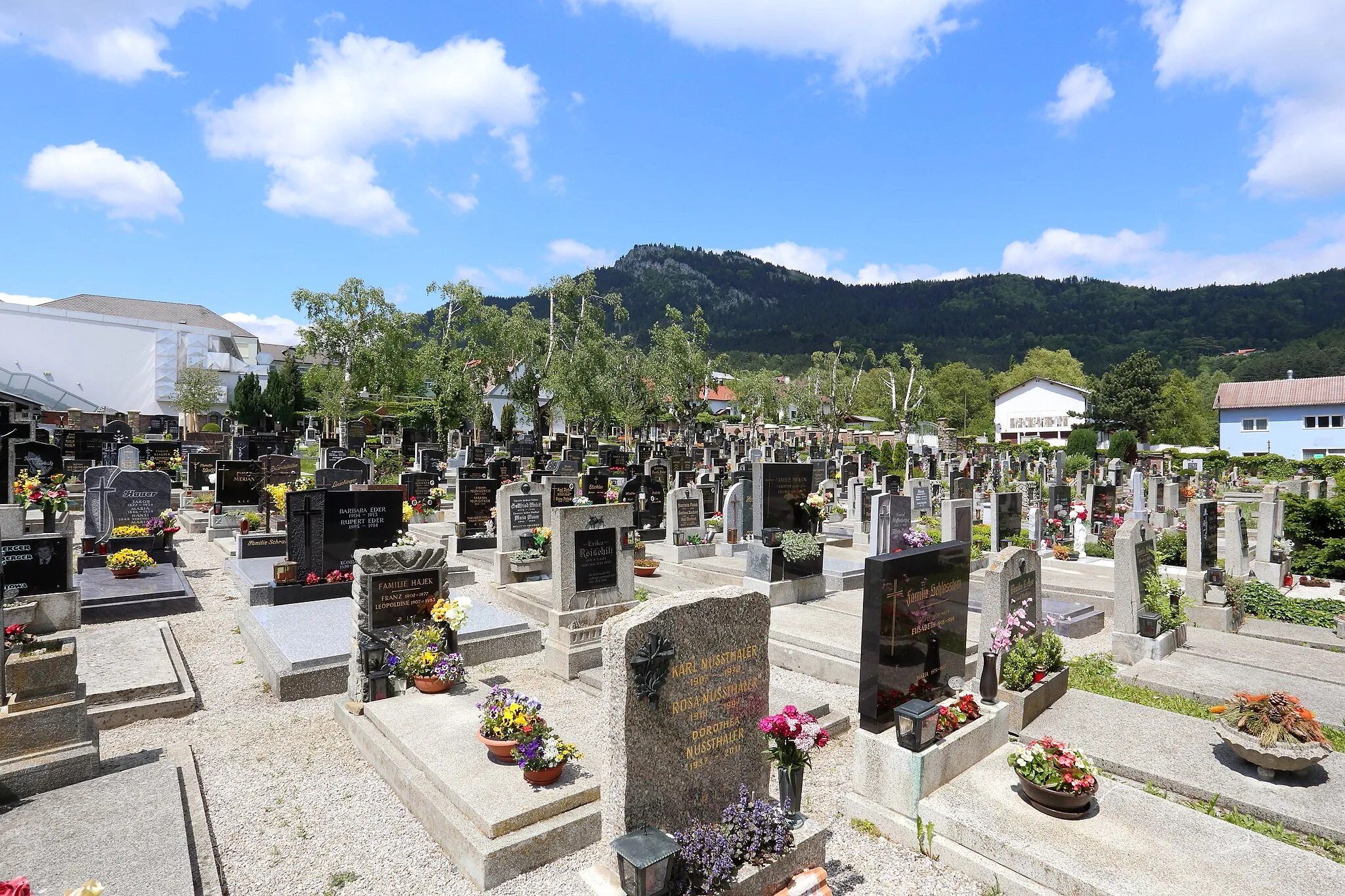 Photo showing: Friedhof der niederösterreichischen Marktgemeinde Grünbach am Schneeberg. Im Hintergrund der 1023 Meter hohe Berg Gelände.